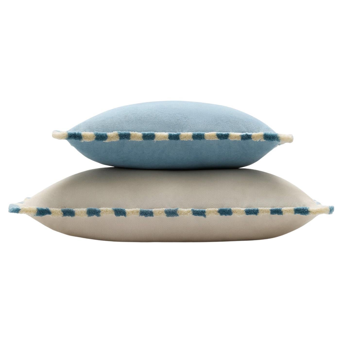 BICOLOR Coussin Couple Heureux en velours bleu ciel et franges blanches