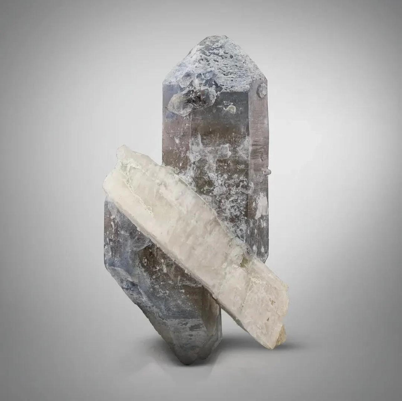 Cristallo di quarzo blu fumé bicolore a doppia terminazione con albite in vendita 3