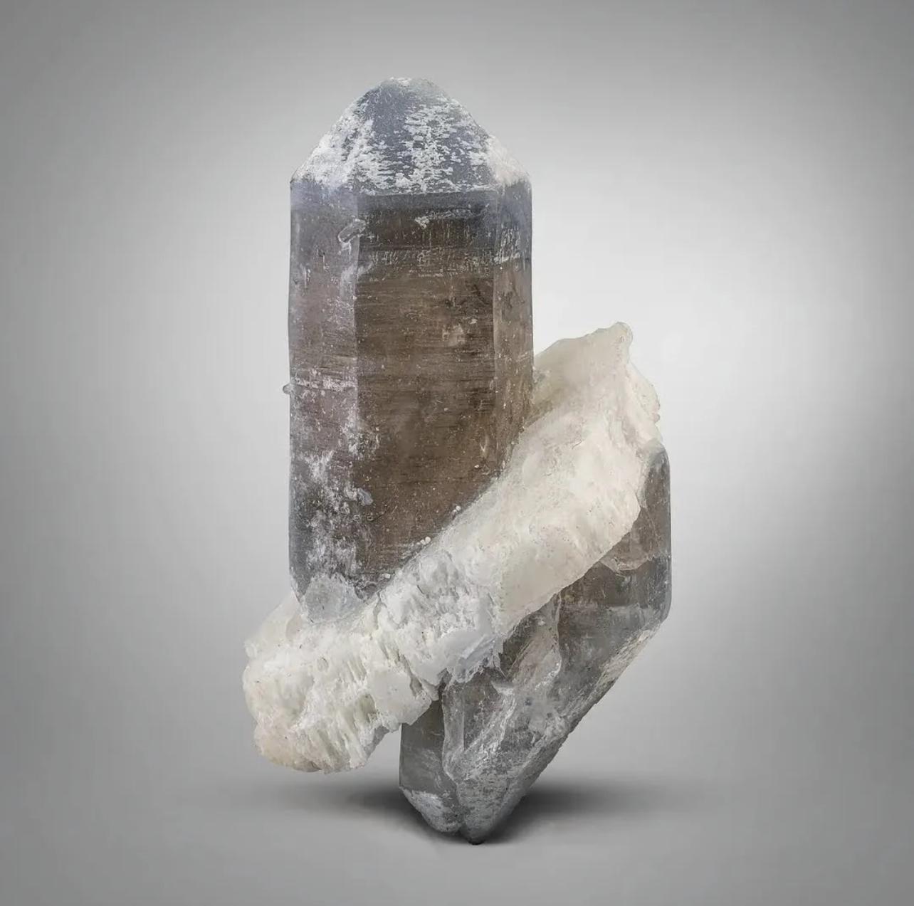 Cristallo di quarzo blu fumé bicolore a doppia terminazione con albite in vendita 4