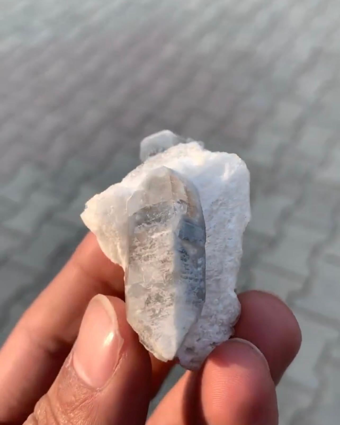Moderno Cristallo di quarzo blu fumé bicolore a doppia terminazione con albite in vendita