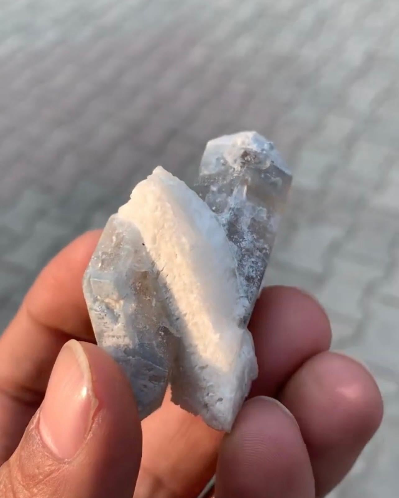 Afghano Cristallo di quarzo blu fumé bicolore a doppia terminazione con albite in vendita
