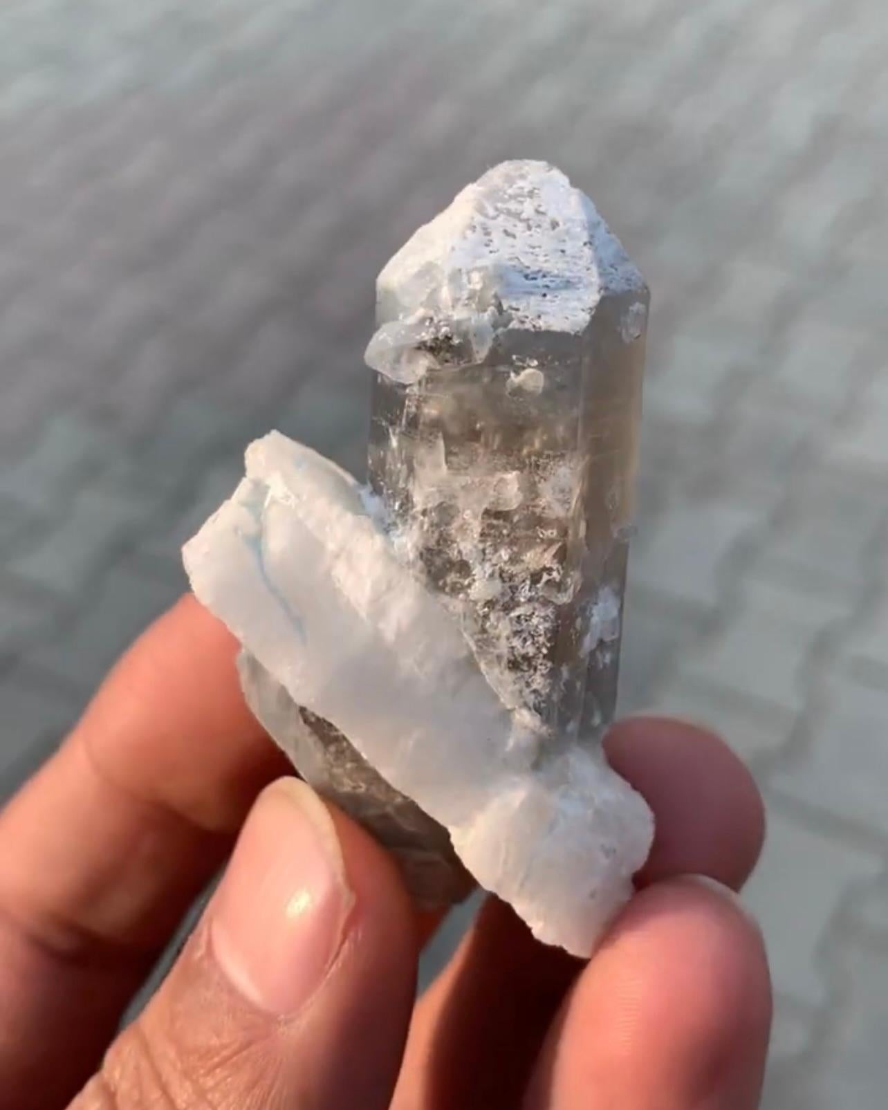 Cristallo di quarzo blu fumé bicolore a doppia terminazione con albite In condizioni buone in vendita a Peshawar, PK