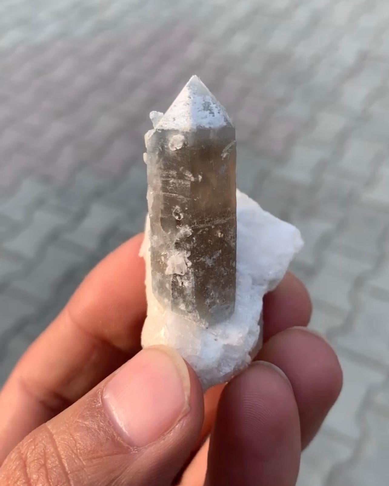 XXI secolo e contemporaneo Cristallo di quarzo blu fumé bicolore a doppia terminazione con albite in vendita