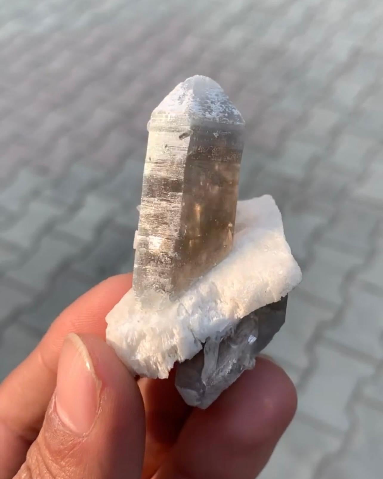 Cristallo di quarzo blu fumé bicolore a doppia terminazione con albite in vendita 1