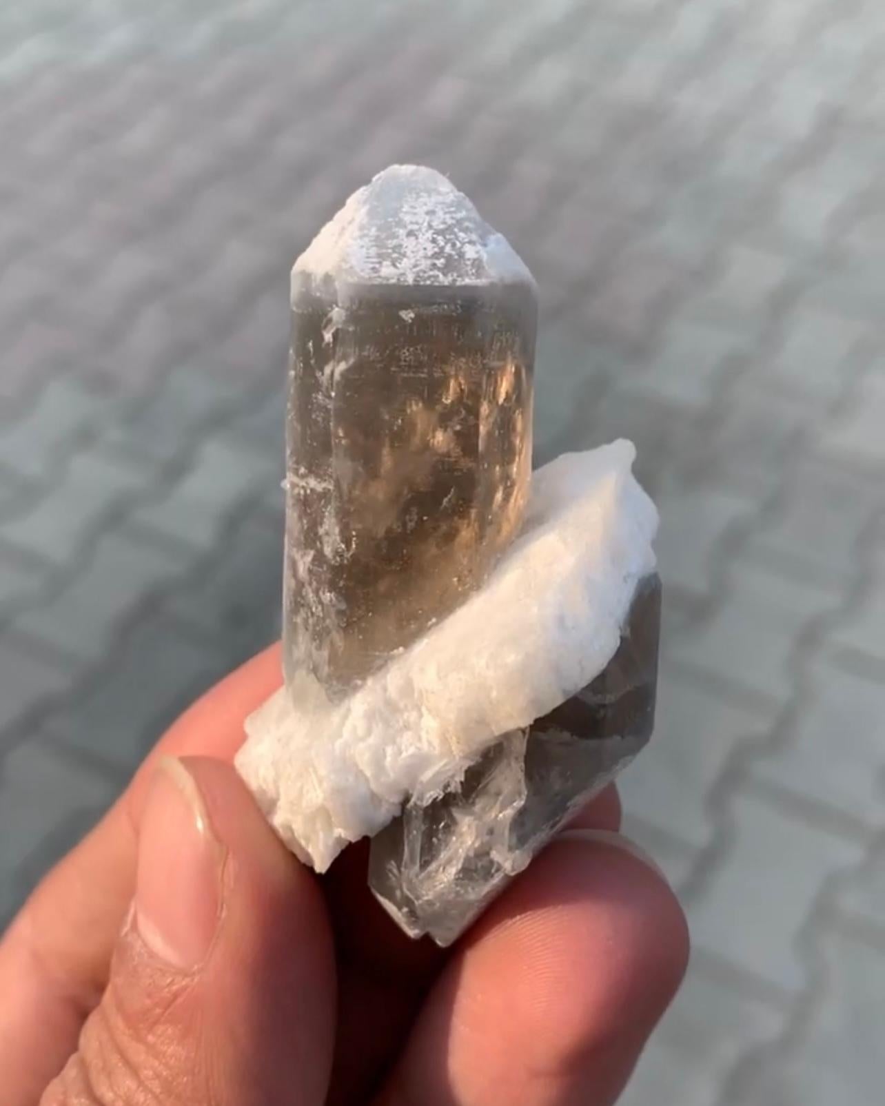 Cristallo di quarzo blu fumé bicolore a doppia terminazione con albite in vendita 2