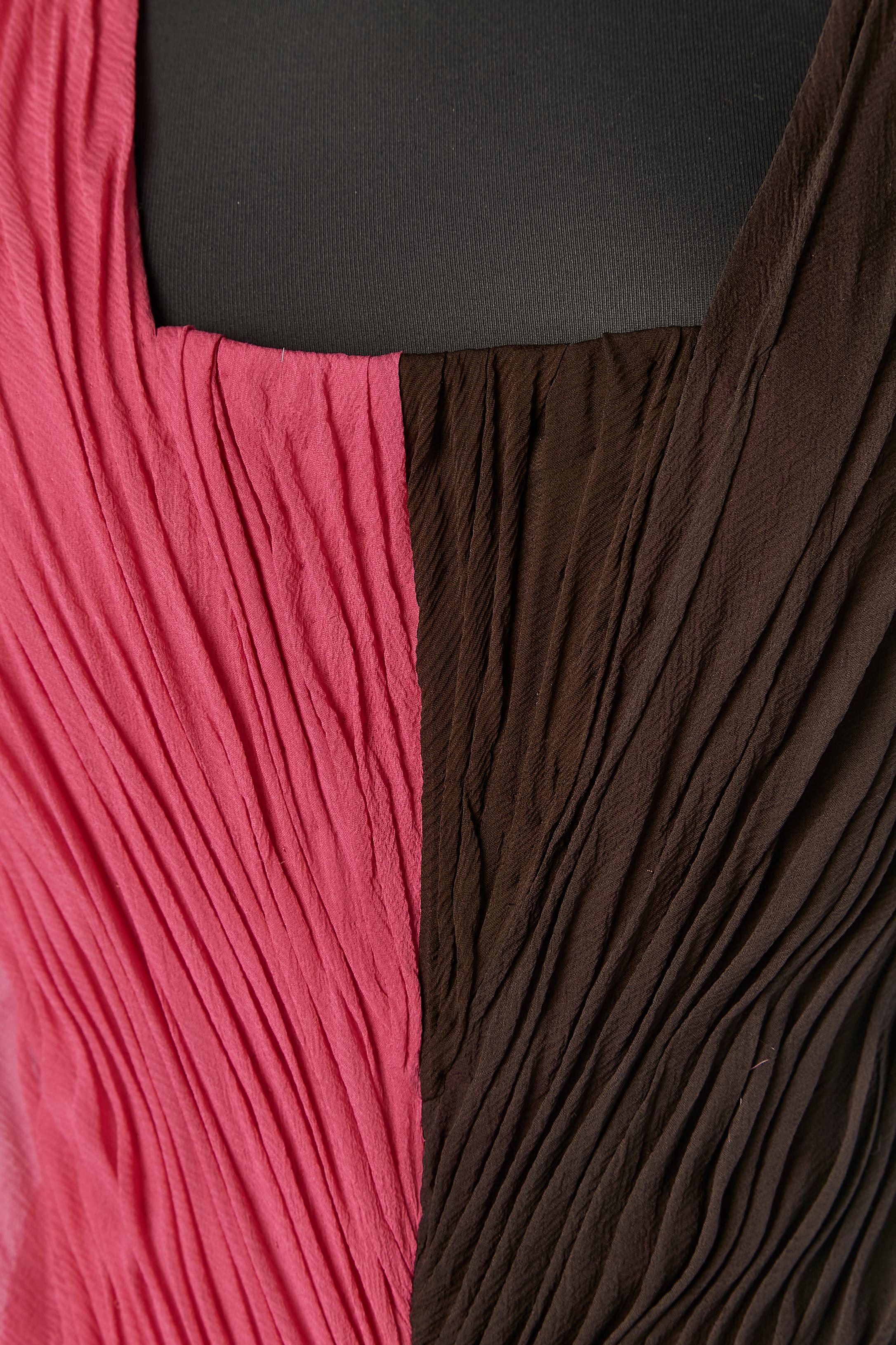 Robe de soirée en mousseline de soie drapée bicolore avec nœud sur les manches et au milieu du dos. Petit poids à l'intérieur de la robe au milieu du devant (pour l'équilibre de la robe). Pad d'épaule. Doublure en soie et doublure en organza de soie