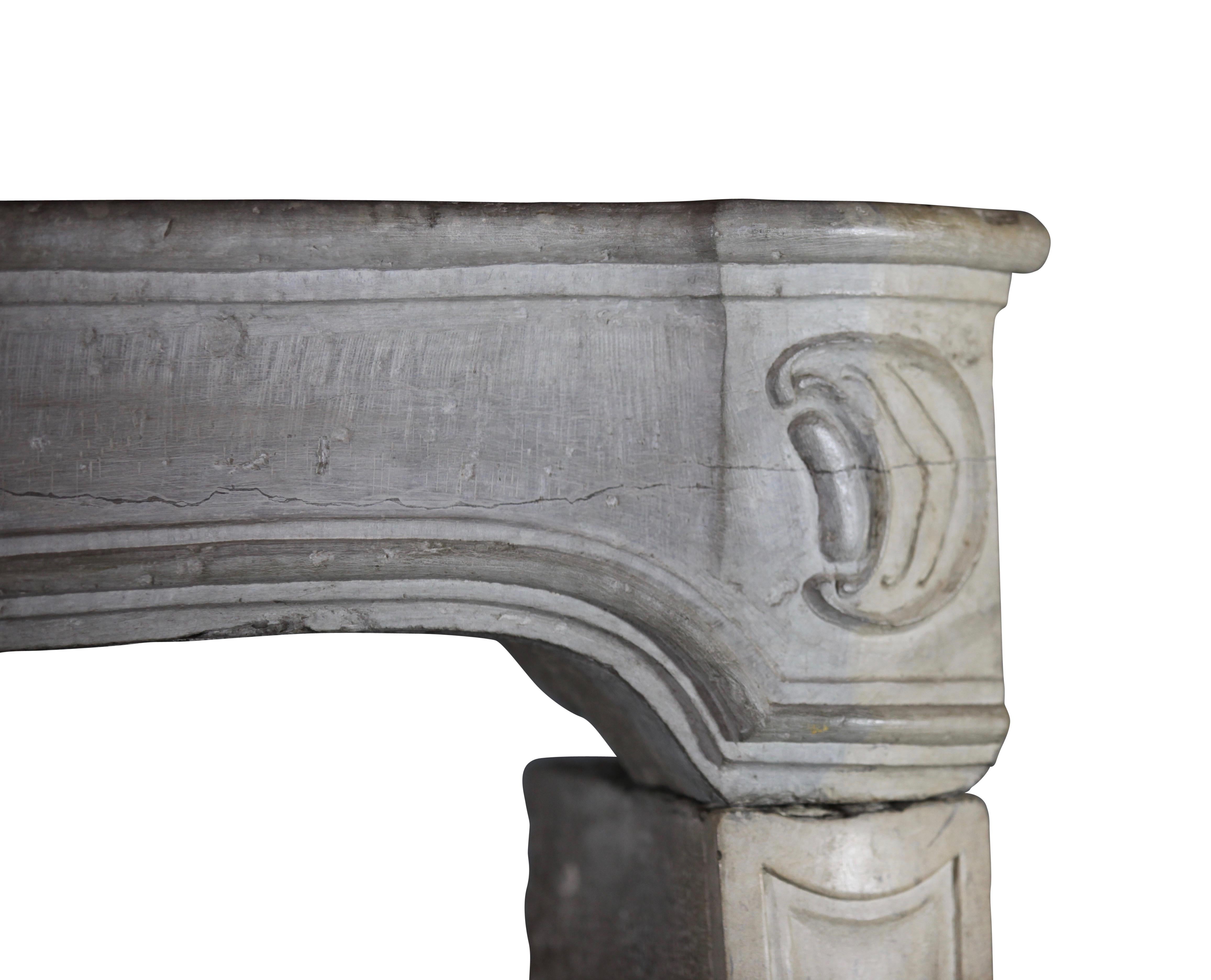 Bicolor French Vintage Fireplace Surround in Limestone In Good Condition For Sale In Beervelde, BE