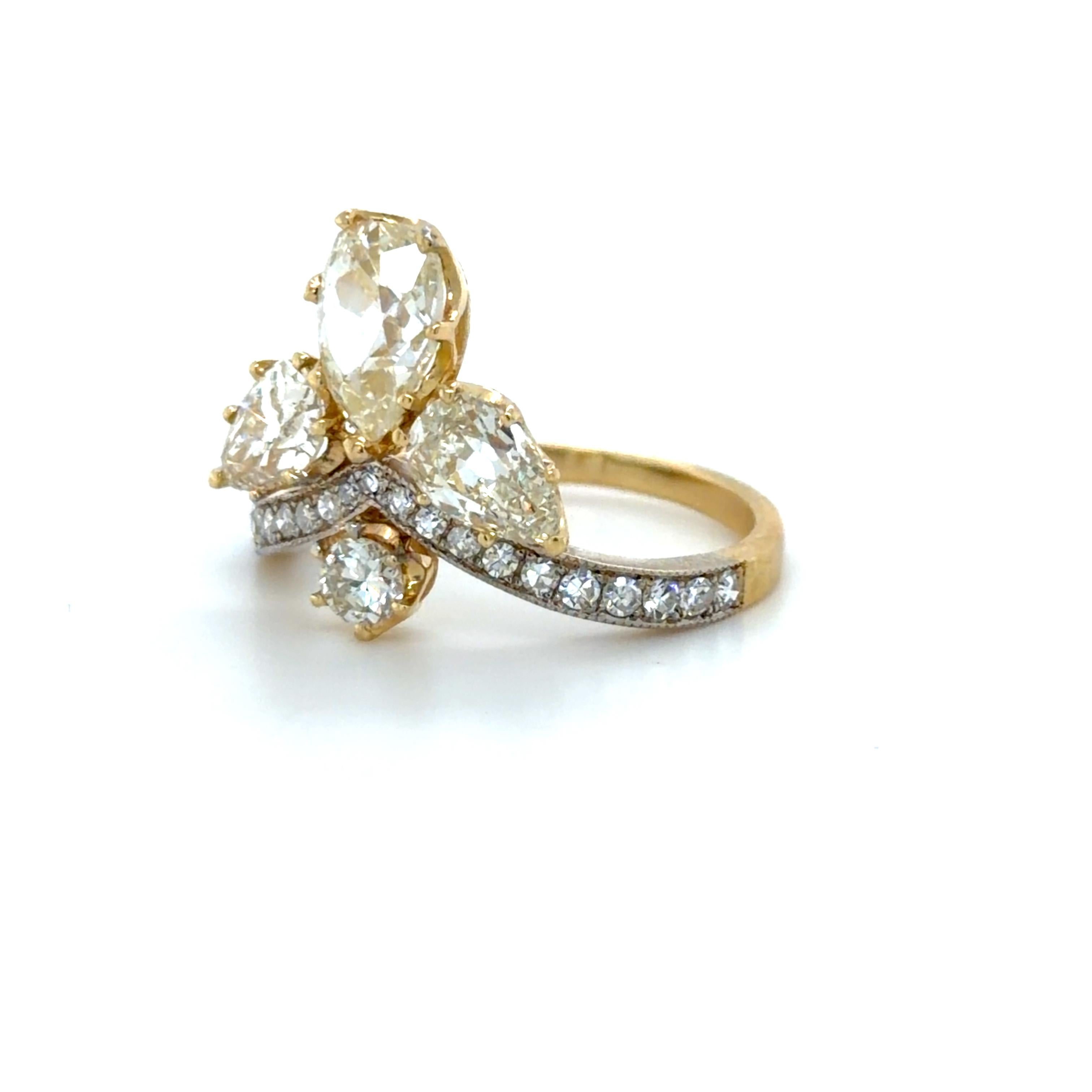Contemporain Bague Fleur de Lis en or bicolore et diamants en vente