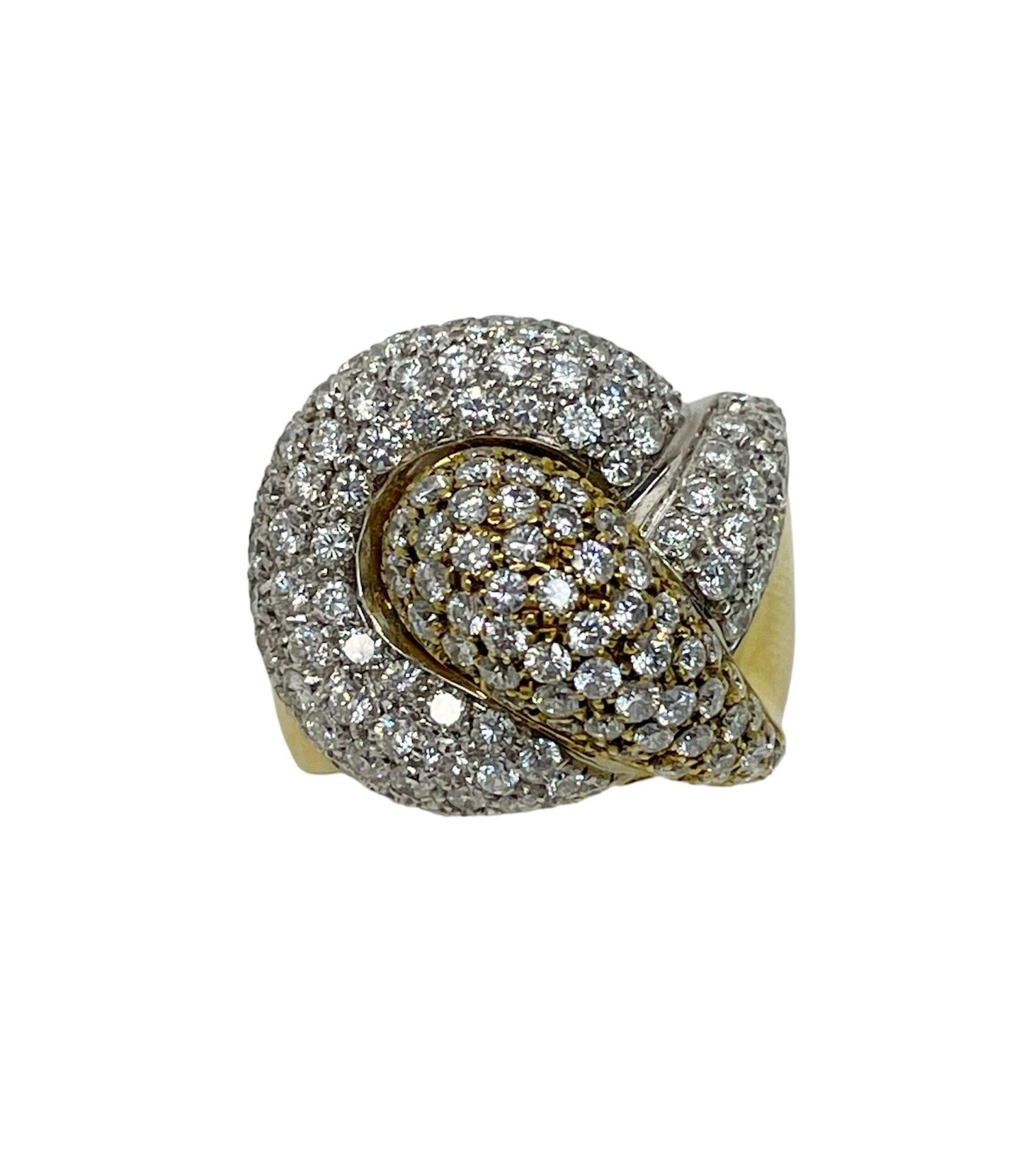 Dieser tolle Ring mit Knotenmotiv enthält 146 runde Diamanten im Brillantschliff von höchster Qualität mit einem Gesamtgewicht von ca. 3,75 Karat. Perfekter Statement-Ring!

Ring Größe 7 1/4
MATERIAL: Bicolor 18 Karat Gold
Gewicht: 18,45