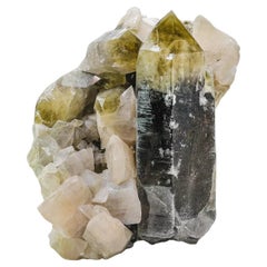 Impressionnant quartz citrine bicolore positionné sur un spécimen de calcite du Pakistan