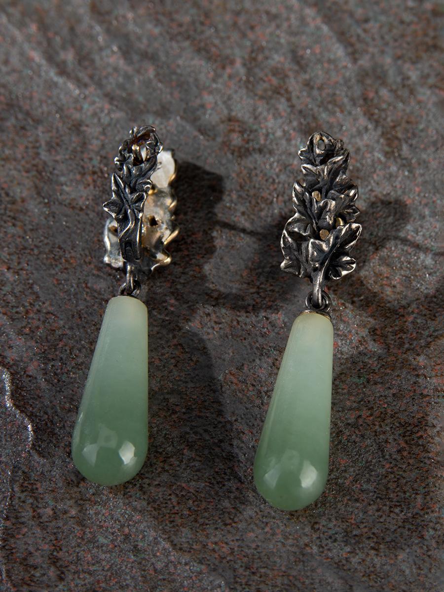 Bicolor Jade Earrings Patinated Silver Ivy Polychrome Gem Olive Green Pear Shape For Sale 2