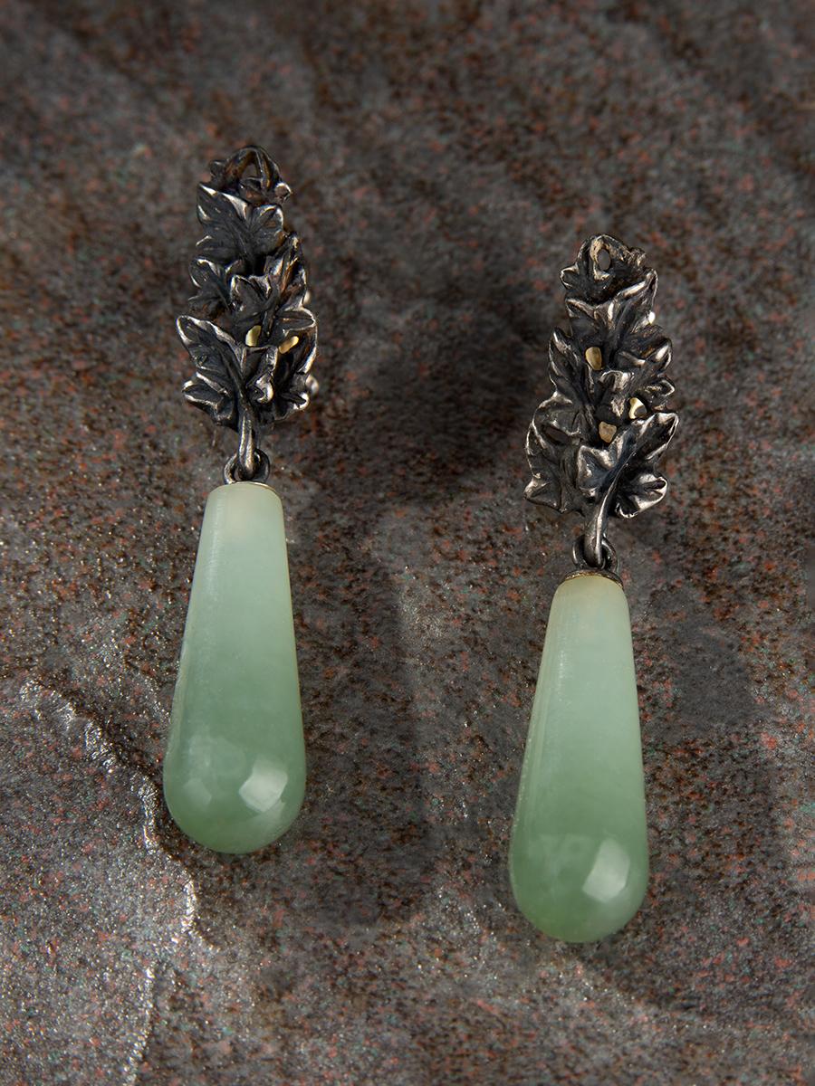 Bicolor Jade Earrings Patinated Silver Ivy Polychrome Gem Olive Green Pear Shape For Sale 3