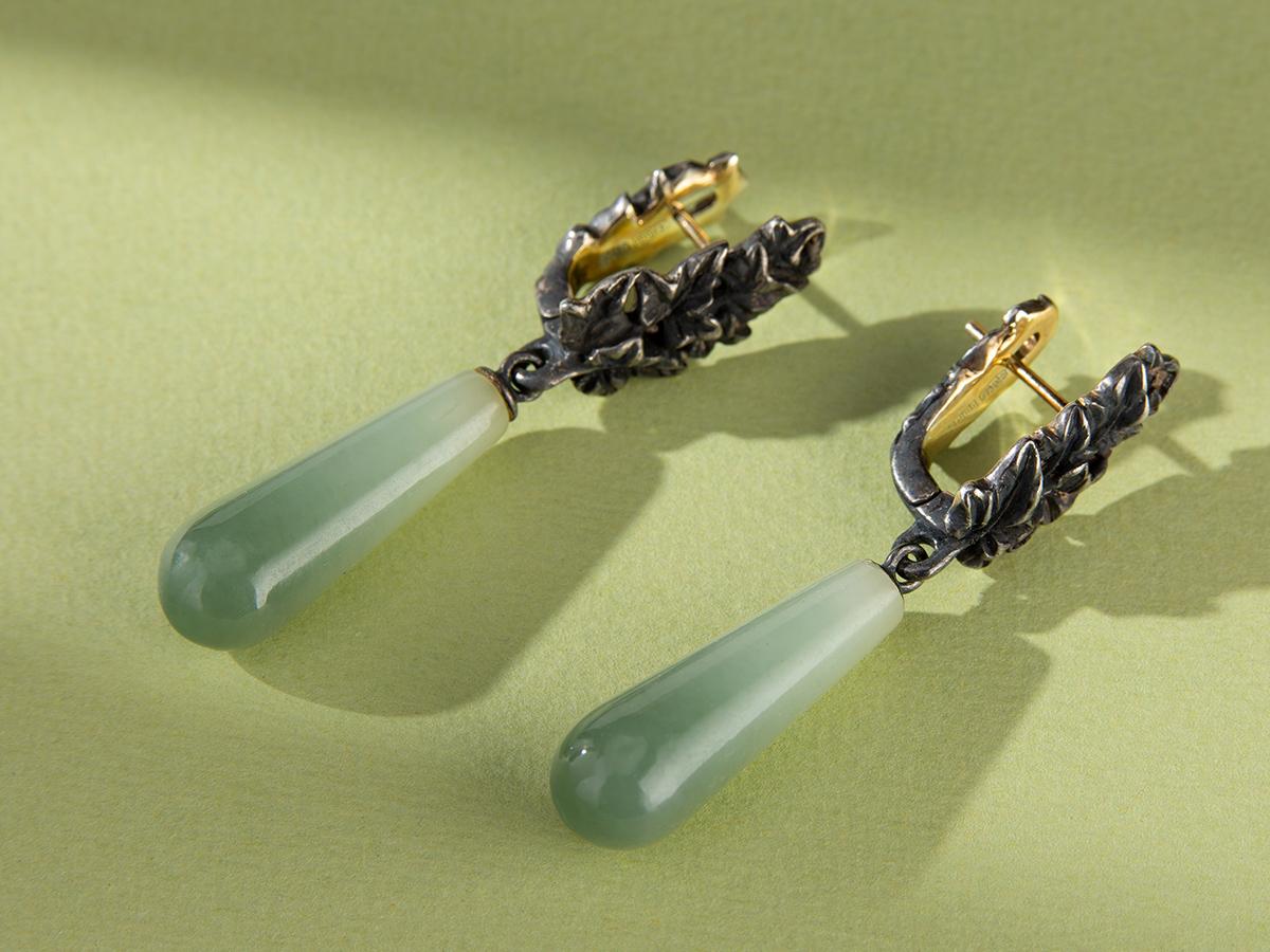 Bicolor Jade Earrings Patinated Silver Ivy Polychrome Gem Olive Green Pear Shape For Sale 4