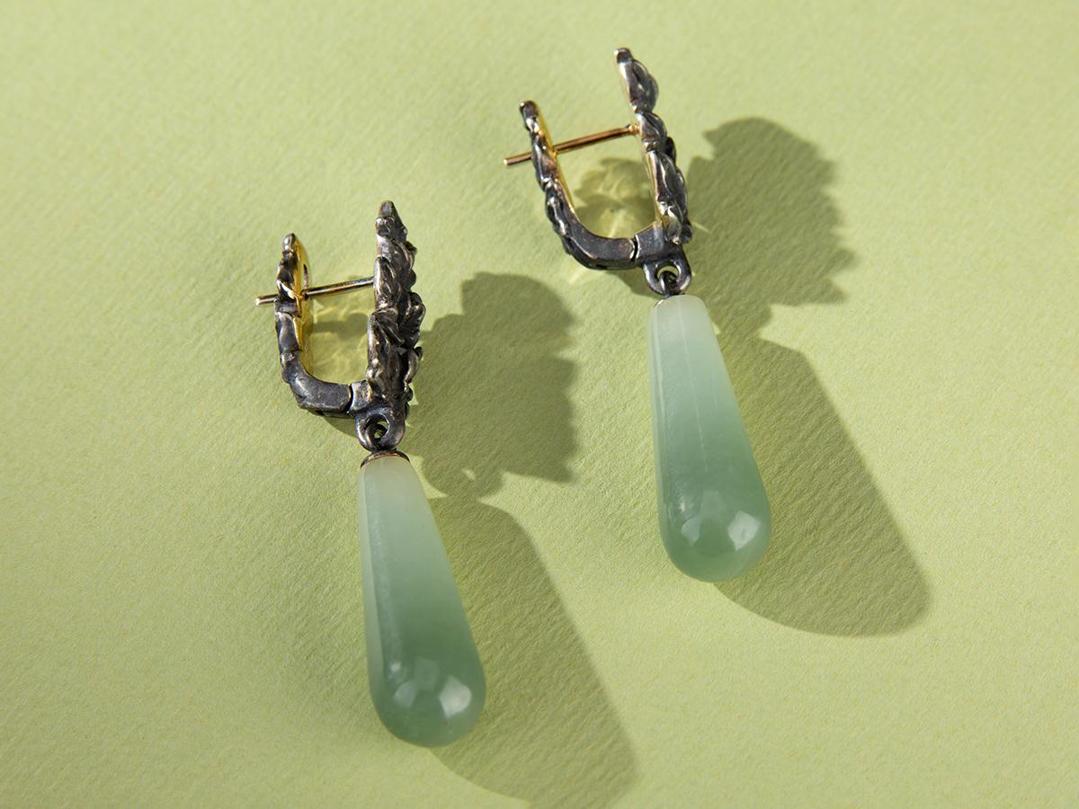Bicolor Jade Earrings Patinated Silver Ivy Polychrome Gem Olive Green Pear Shape For Sale 7