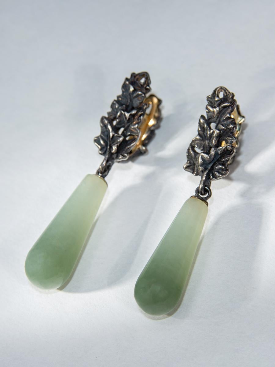Bicolor Jade Earrings Patinated Silver Ivy Polychrome Gem Olive Green Pear Shape For Sale 8