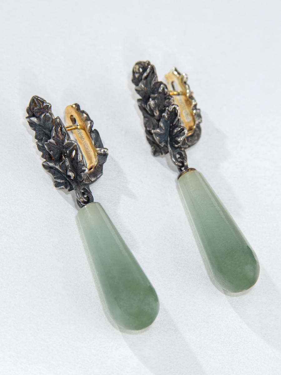 Bicolor Jade Earrings Patinated Silver Ivy Polychrome Gem Olive Green Pear Shape For Sale 9