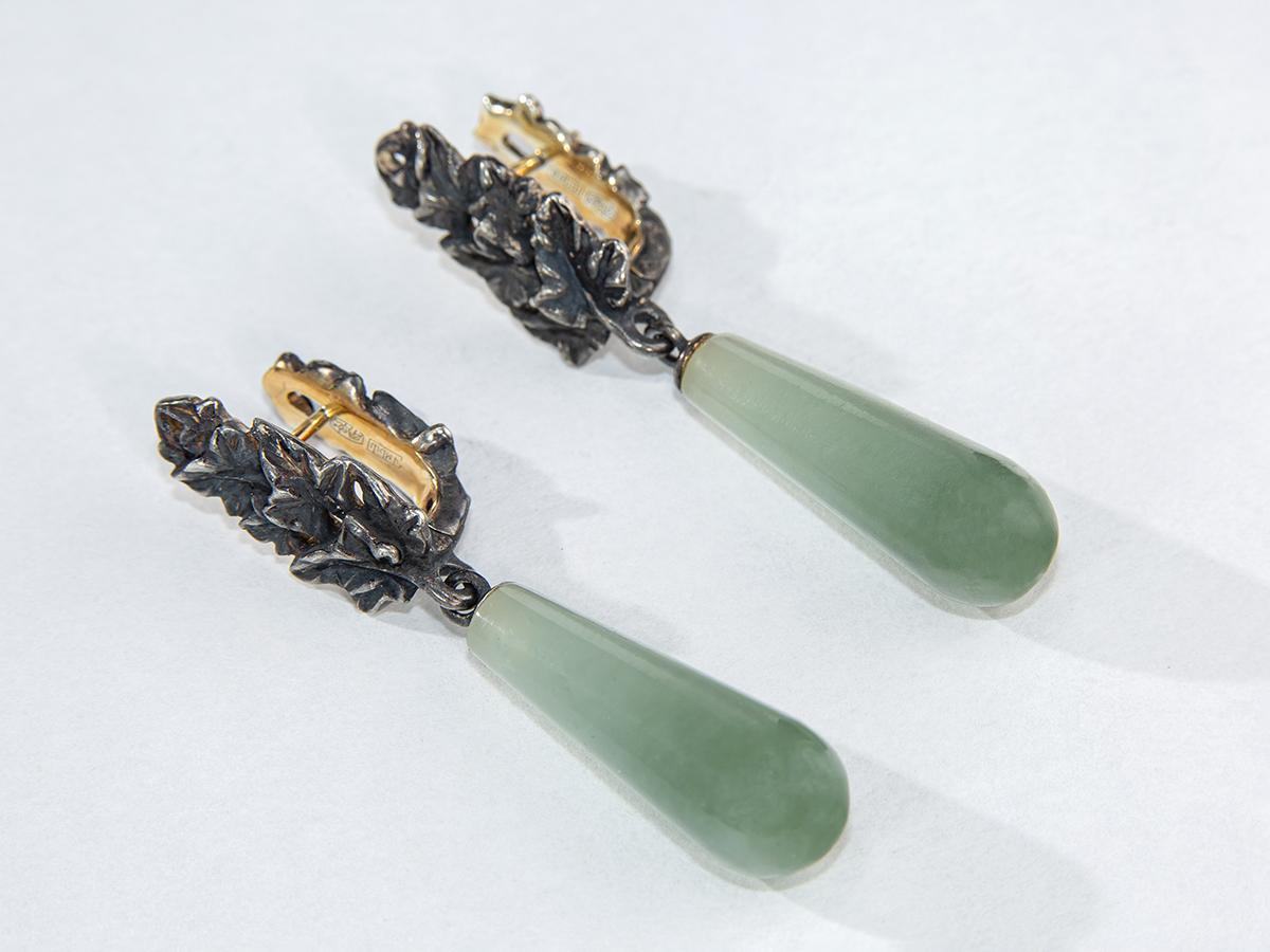 Art Nouveau Bicolor Jade Earrings Patinated Silver Ivy Polychrome Gem Olive Green Pear Shape For Sale