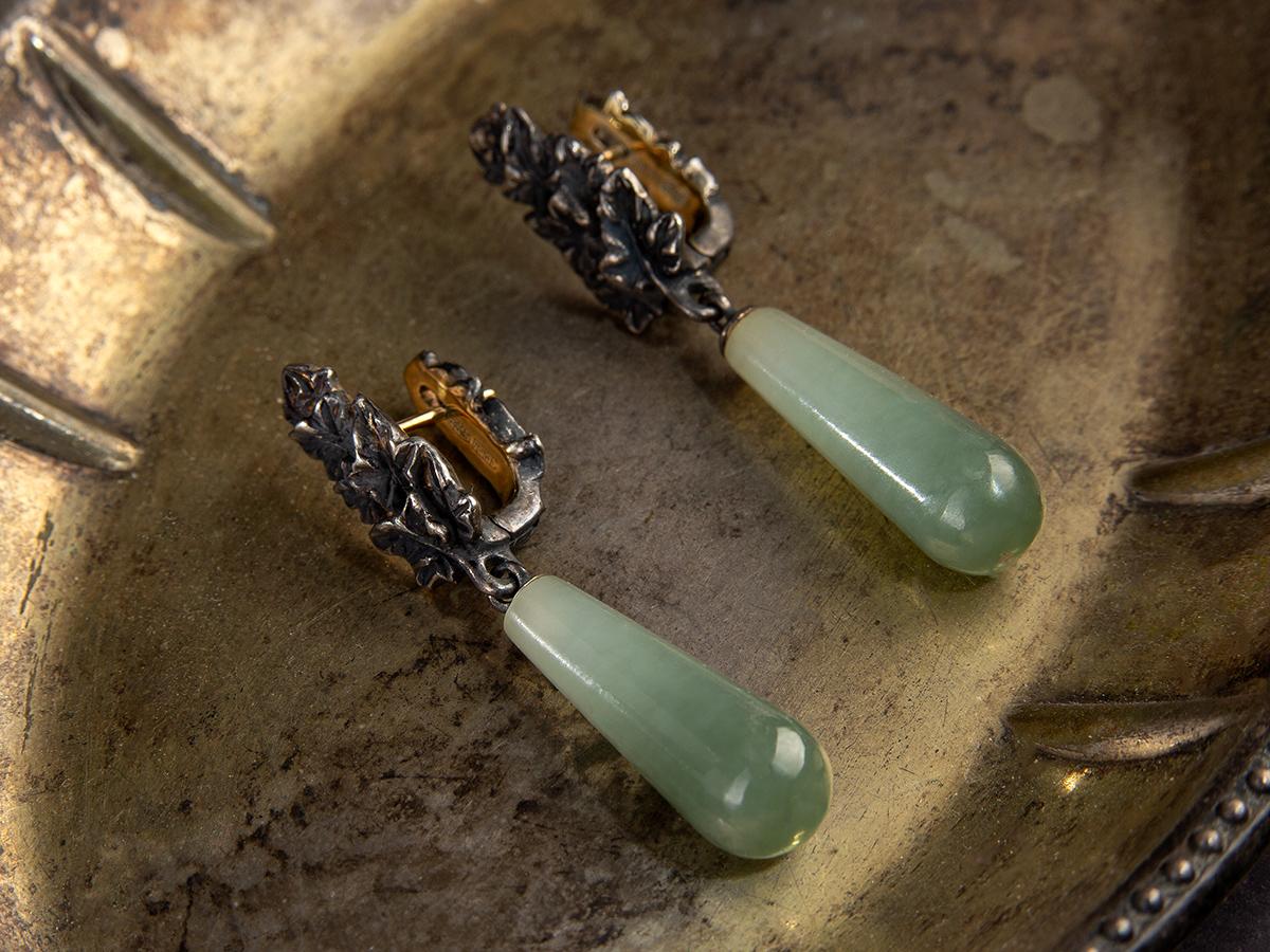 Cabochon Bicolor Jade Earrings Patinated Silver Ivy Polychrome Gem Olive Green Pear Shape For Sale