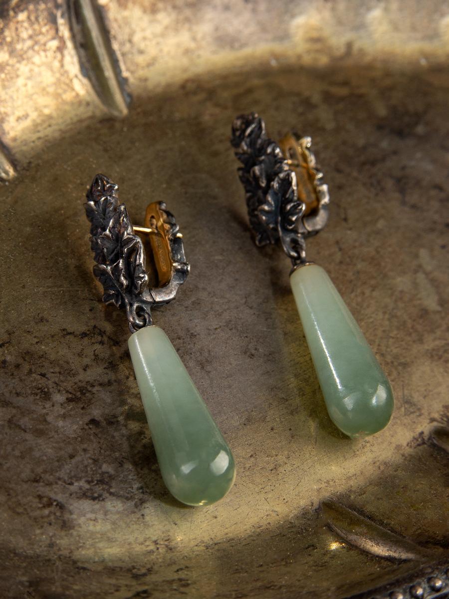 Bicolor Jade Earrings Patinated Silver Ivy Polychrome Gem Olive Green Pear Shape In New Condition For Sale In Berlin, DE