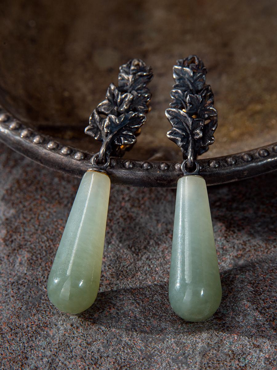 Women's or Men's Bicolor Jade Earrings Patinated Silver Ivy Polychrome Gem Olive Green Pear Shape For Sale