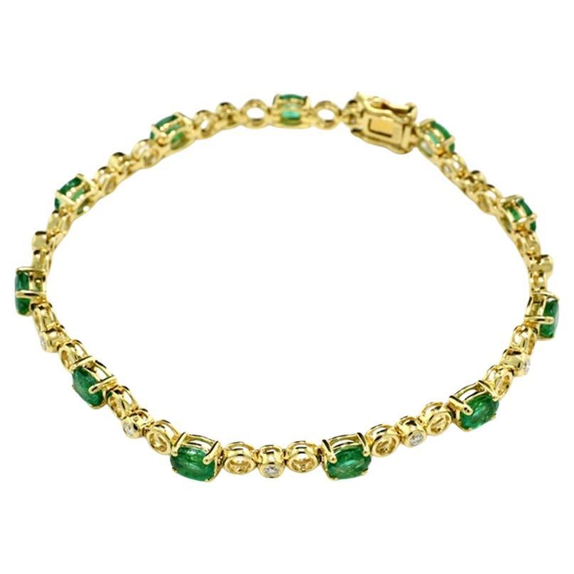 A beautiful gold bracelet for women, featuring 11 emeralds approx. 3.30 carats in total. The emeralds have  a vibrant green color with stunning brilliance, cut in an oval shape with facets. Additionally, there are 11 white brilliant-cut diamonds