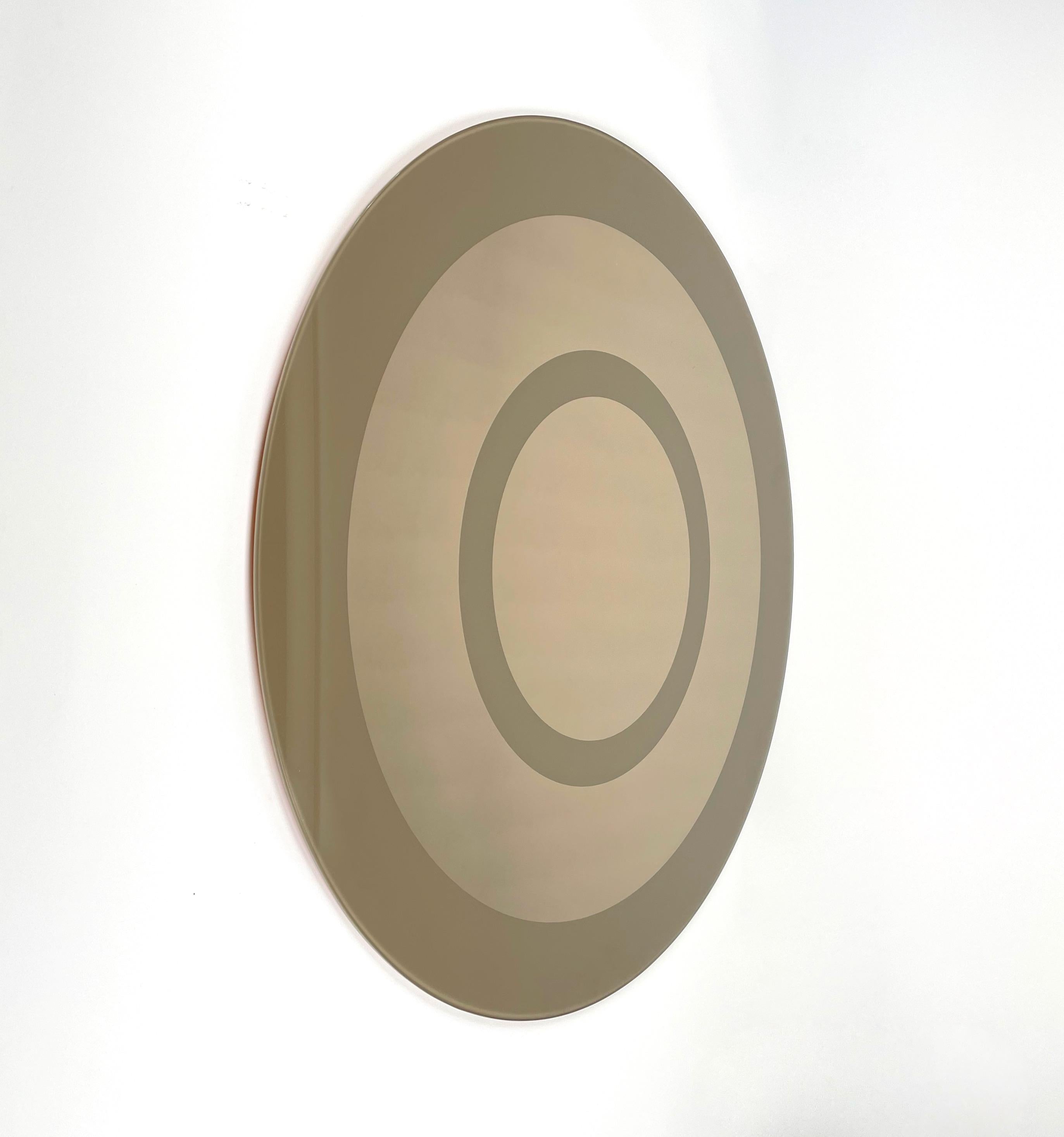 This beautiful large round wall mirror in double color was designed by Giuseppe Raimondi for Cristal-Art.

Made in Italy in the 1970s.