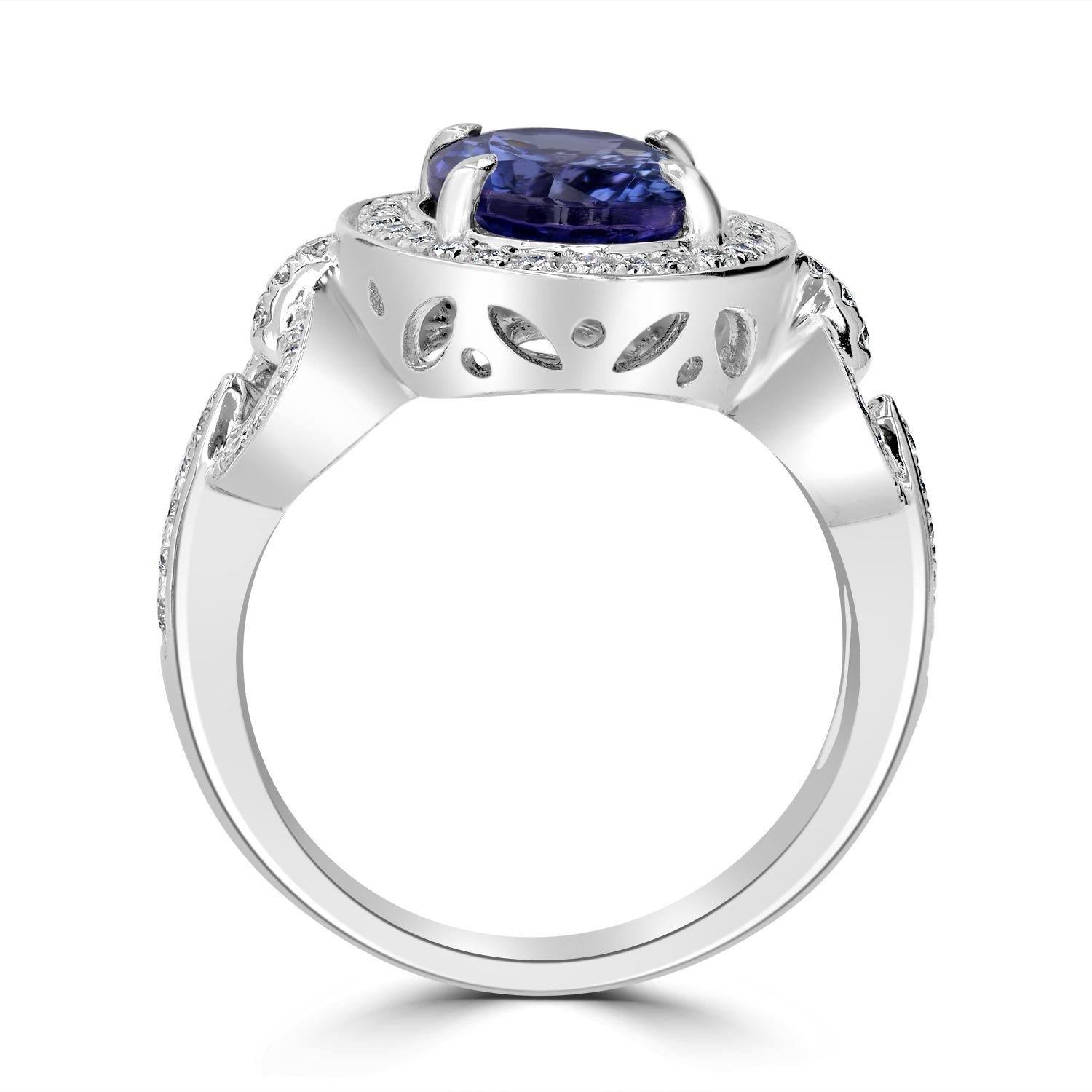 Ti presentiamo il nostro squisito **anello con tanzanite e diamanti bicolore da 3,18 carati**, un capolavoro realizzato in **oro bianco da 14 carati**. Questo splendido pezzo presenta al centro un'affascinante **tanzanite bicolore** da 3,18 carati,