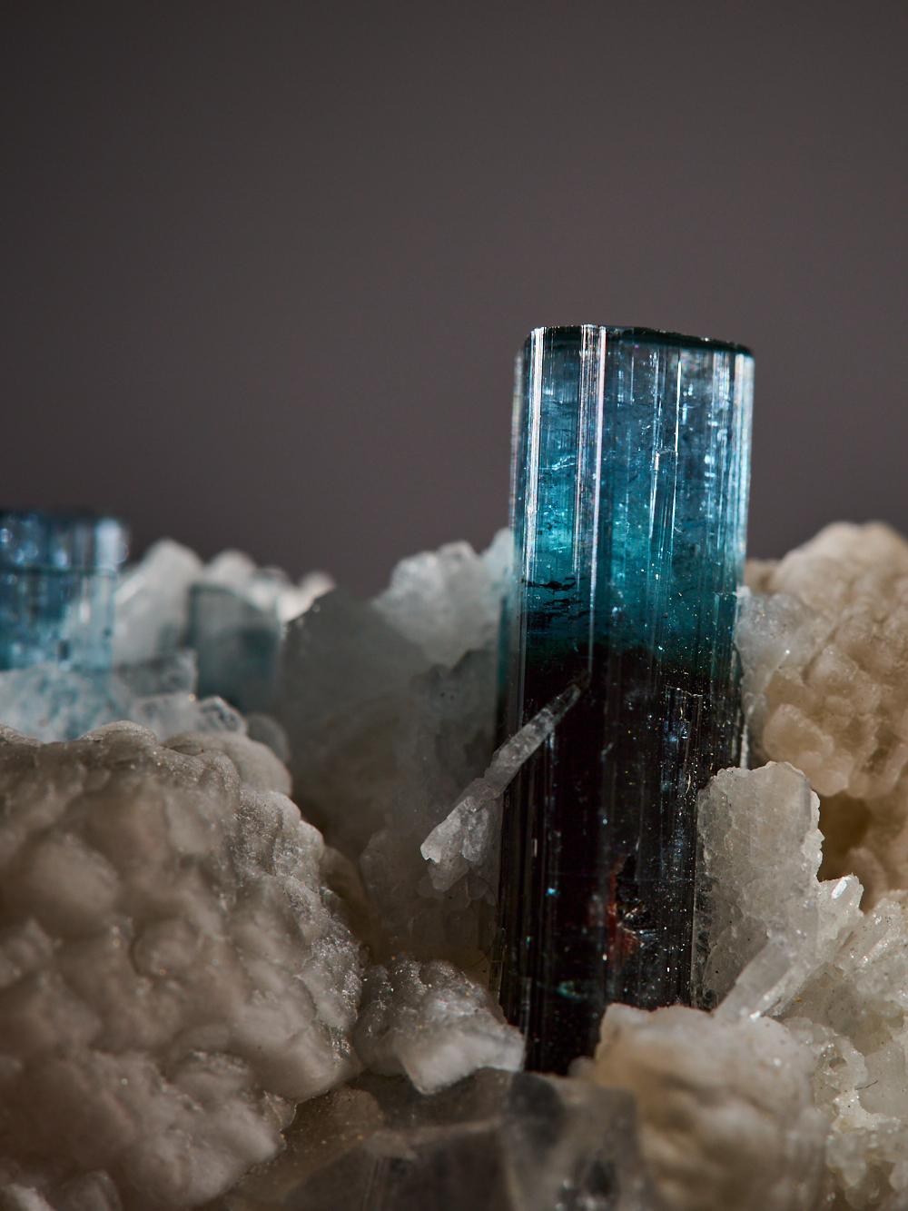 Elbaite bicolore su matrice in vendita 10