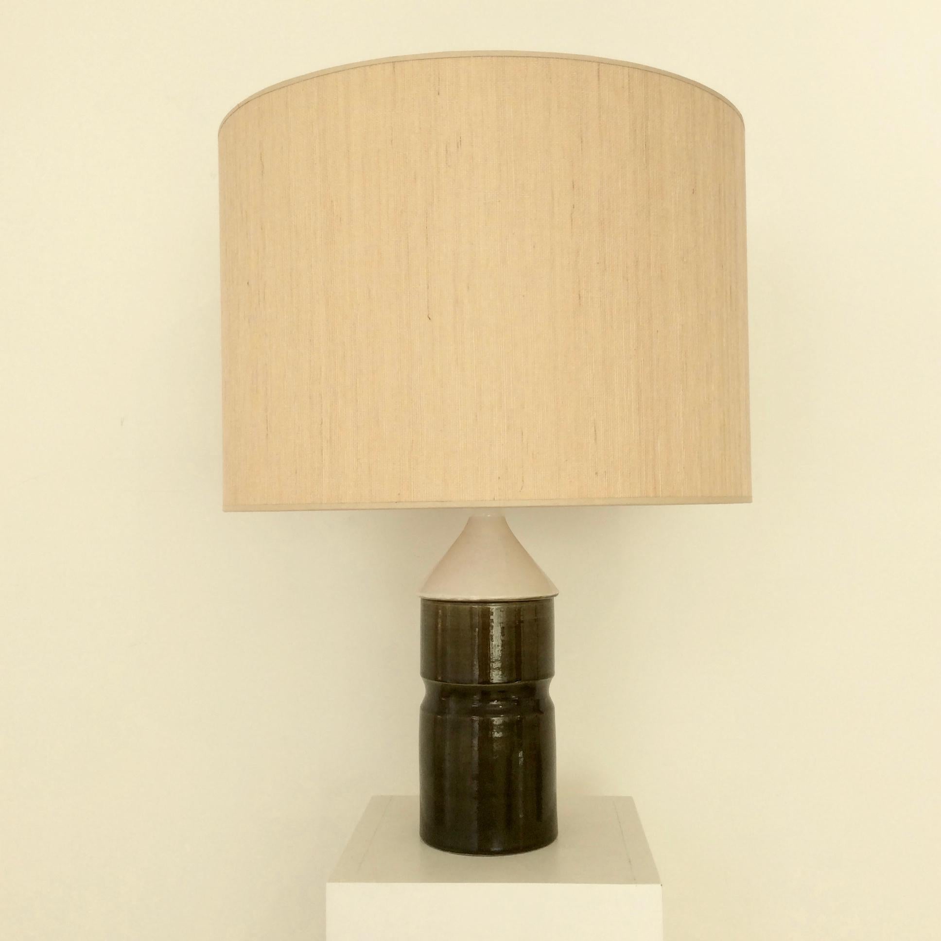 Bicolour ceramic table lamp, circa 1970, France.
Dark green and white glazed ceramic.
Straw fabric shade.
One E27 bulb of 60 W.
Good condition, no blows in the ceramic.
Dimensions: 53 cm height, diameter of the ceramic 11 cm, diameter of the shade