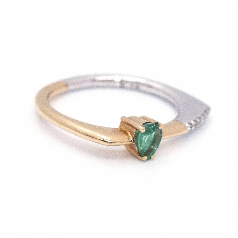 Bicolour Gold and Emerald FLAT Ring In New Condition For Sale In BARCELONA, ES