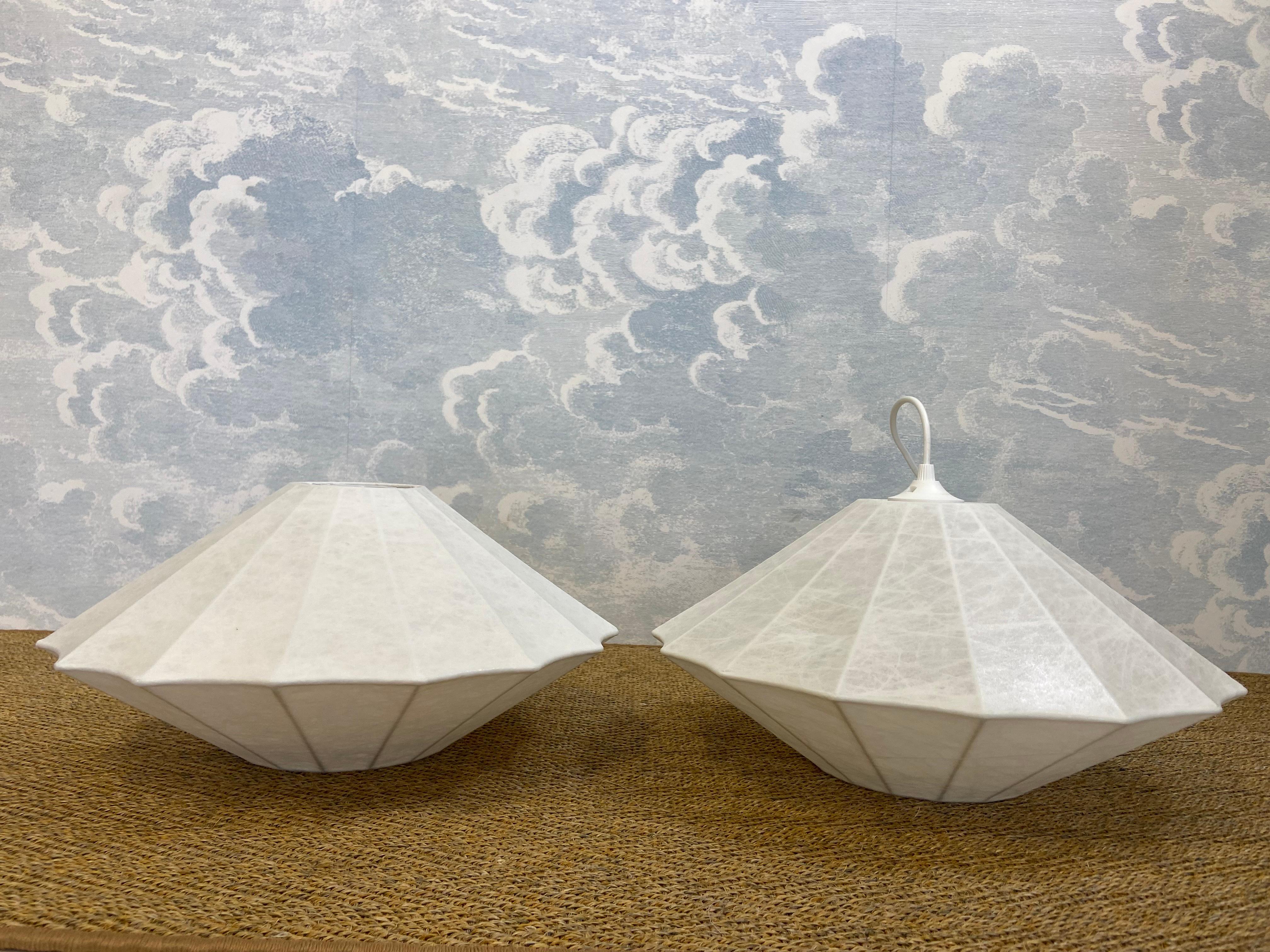 Uno dei due disponibili!
Questa bellissima lampada a sospensione a forma di bozzolo bianco biconico è in ottime condizioni ed è stata realizzata negli anni Ottanta.

Ben proporzionata e con una bella luce diffusa, questa lampada a bozzolo è in