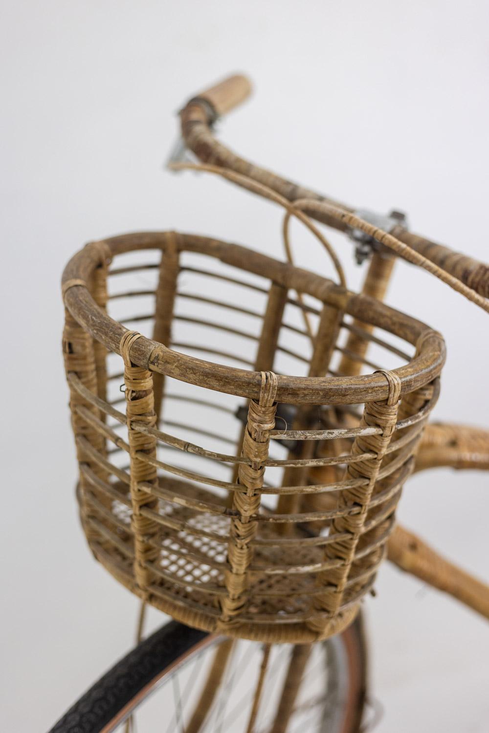 Bicicletta decorata con bambù e rattan. Realizzato a mano negli anni '70. in vendita 5