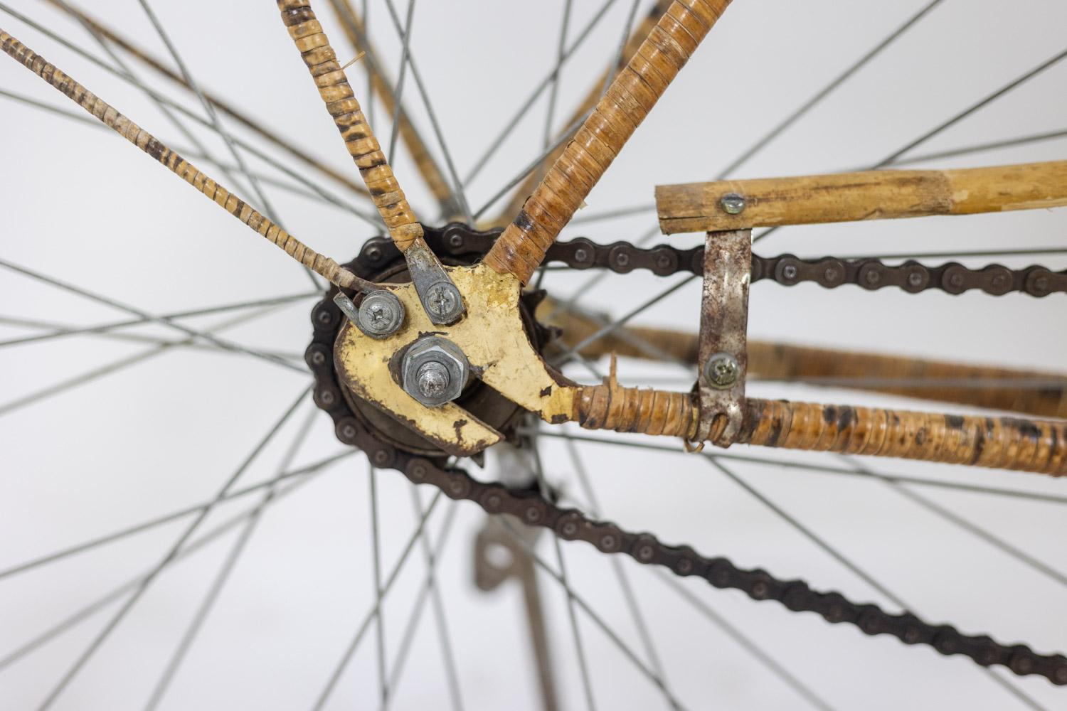 Bicicletta decorata con bambù e rattan. Realizzato a mano negli anni '70. in vendita 6