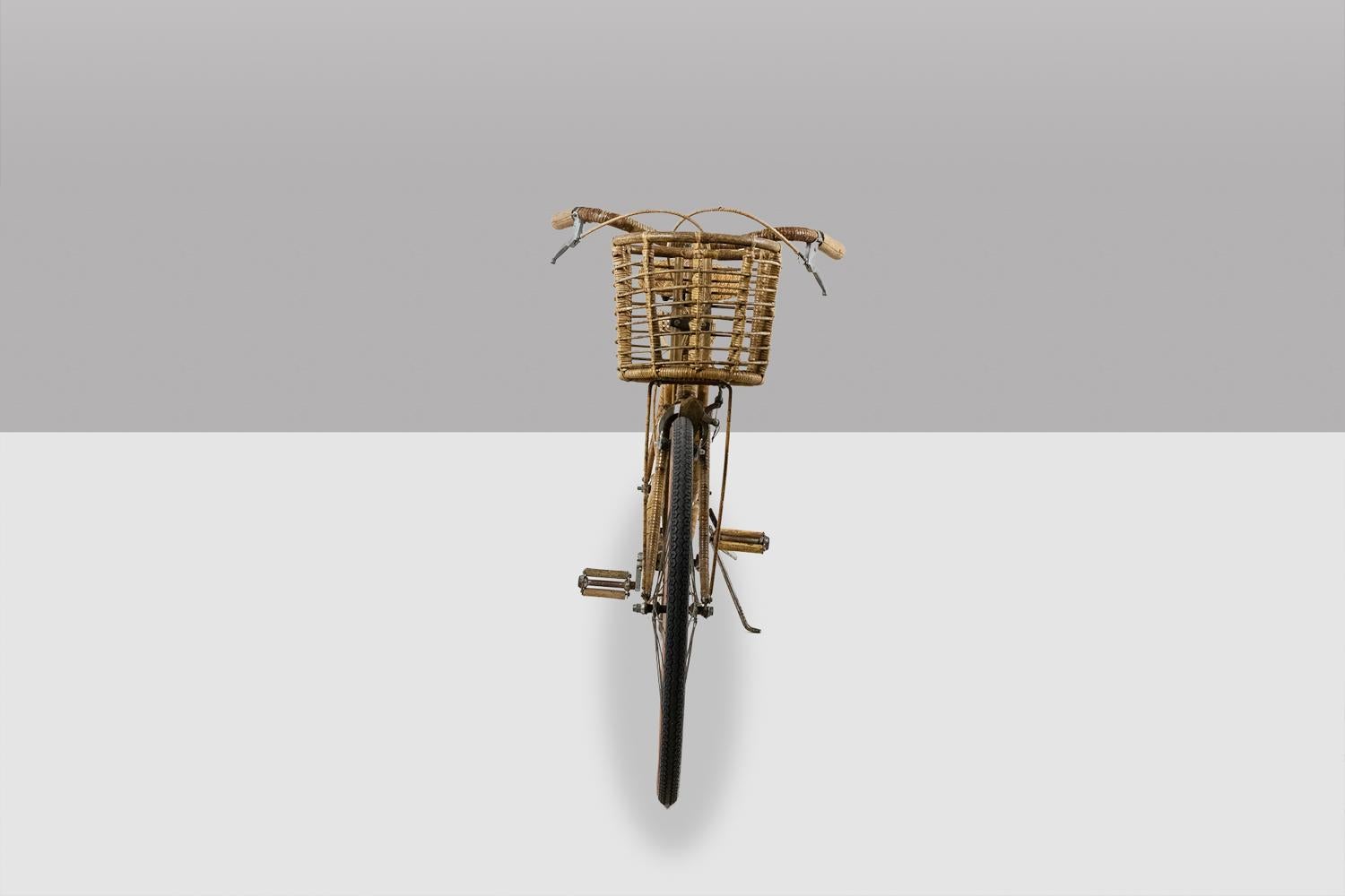 Bicicletta decorata con bambù e rattan. Realizzato a mano negli anni '70. In condizioni ottime in vendita a Saint-Ouen, FR