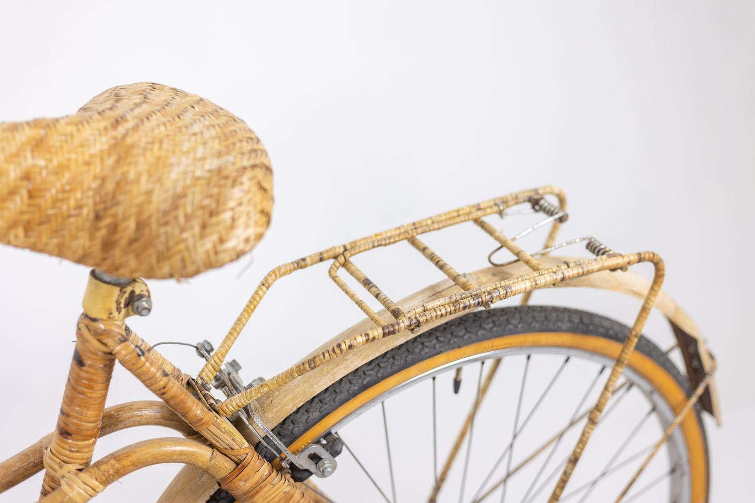 XX secolo Bicicletta decorata con bambù e rattan. Realizzato a mano negli anni '70. in vendita