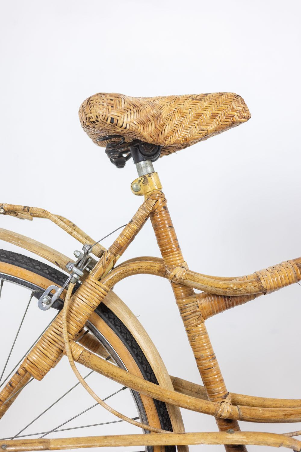 Bambù Bicicletta decorata con bambù e rattan. Realizzato a mano negli anni '70. in vendita