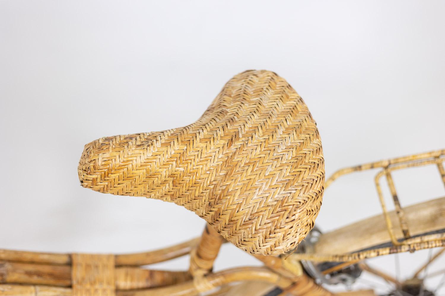 Bicicletta decorata con bambù e rattan. Realizzato a mano negli anni '70. in vendita 1