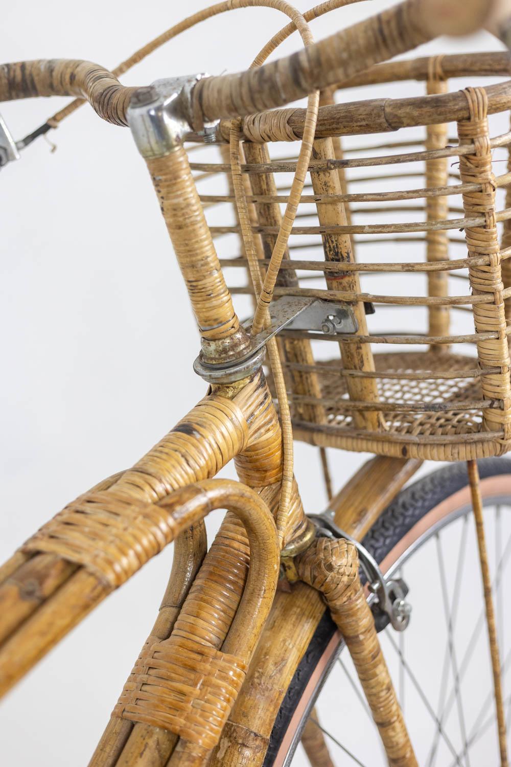Bicicletta decorata con bambù e rattan. Realizzato a mano negli anni '70. in vendita 2