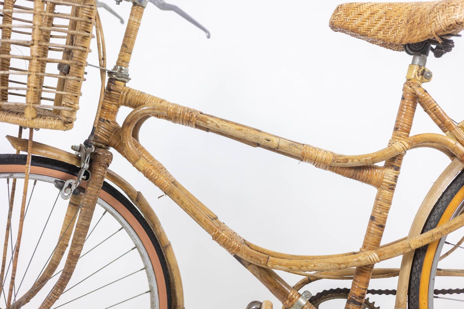 Bicicletta decorata con bambù e rattan. Realizzato a mano negli anni '70. in vendita 3