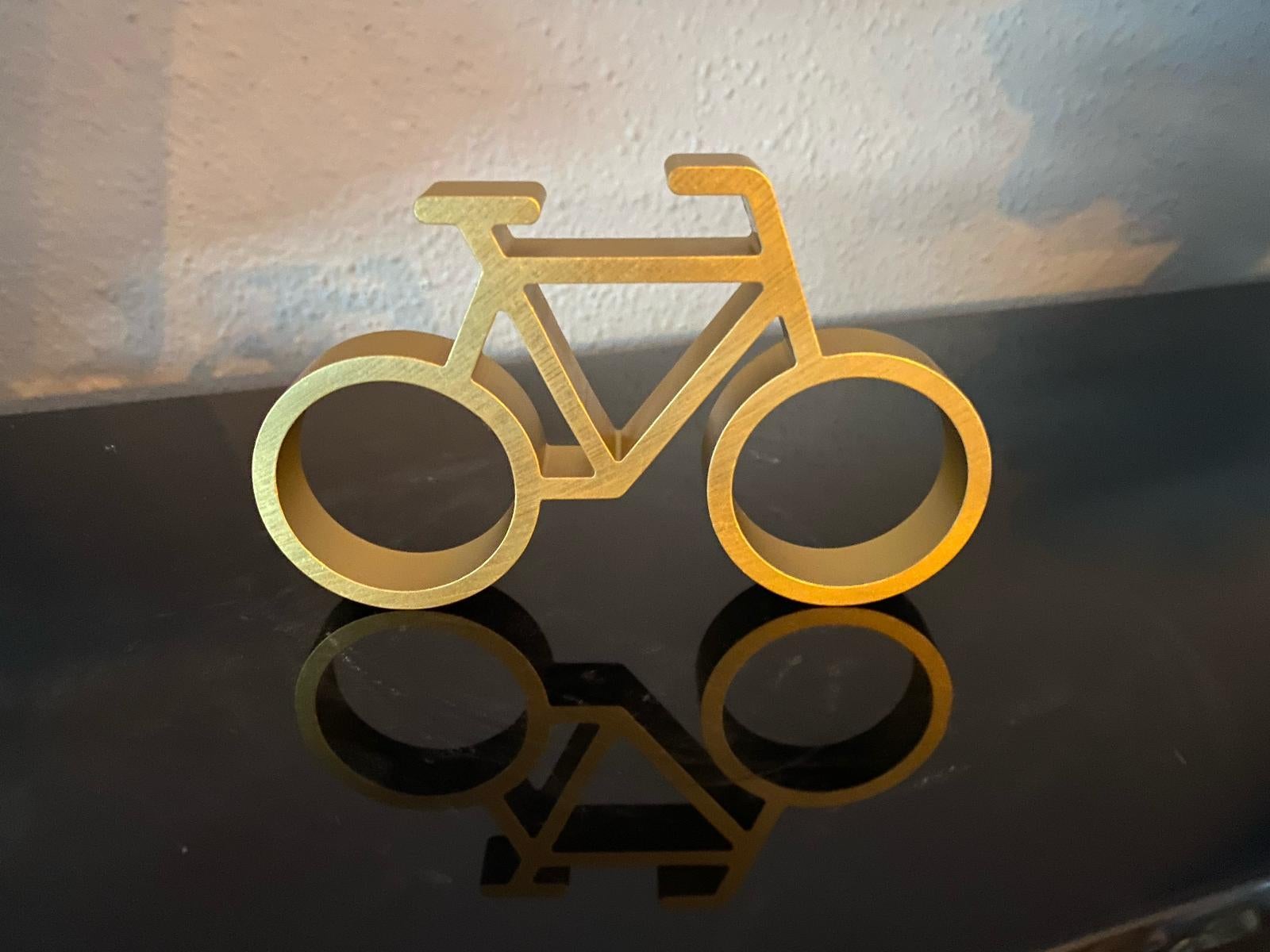 This small bicycle was designed by Marcel Wanders for Randstad Group. Randstad Group is big employment agency. Since 2018 Marcel Wanders designs a bicycle for this company, as a year-end gift. With this gift they support the World Bicycle Relief.