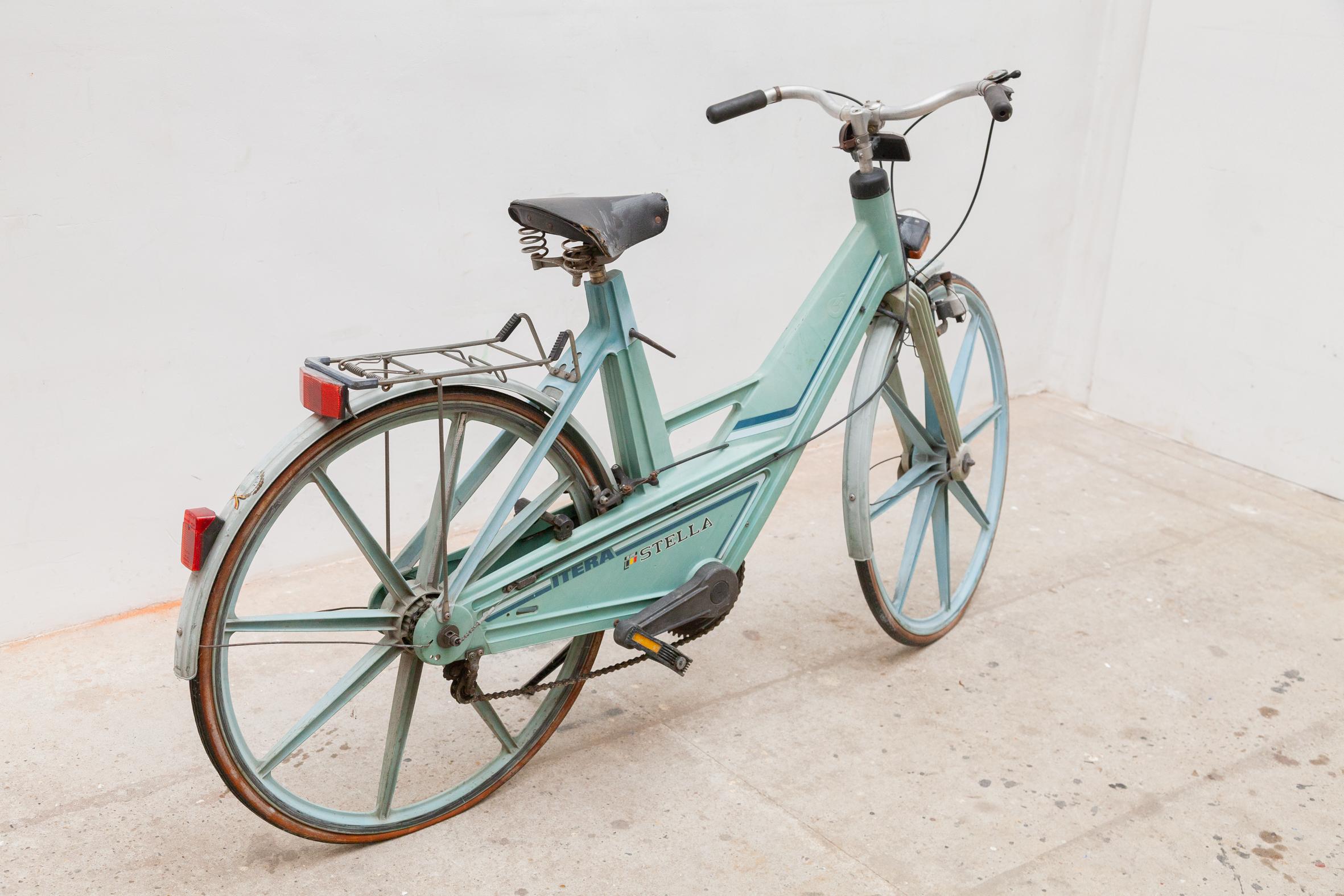 Scandinave moderne Modèle bicyclette du milieu du siècle « Itera » en plastique pour Volvo, Suède en vente