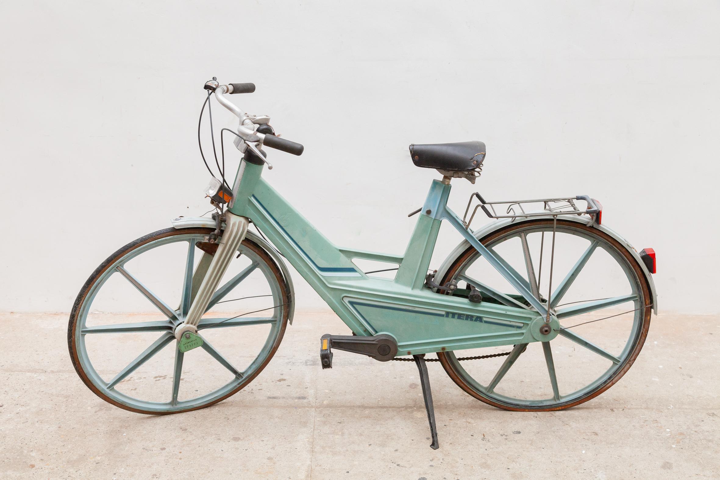Suédois Modèle bicyclette du milieu du siècle « Itera » en plastique pour Volvo, Suède en vente