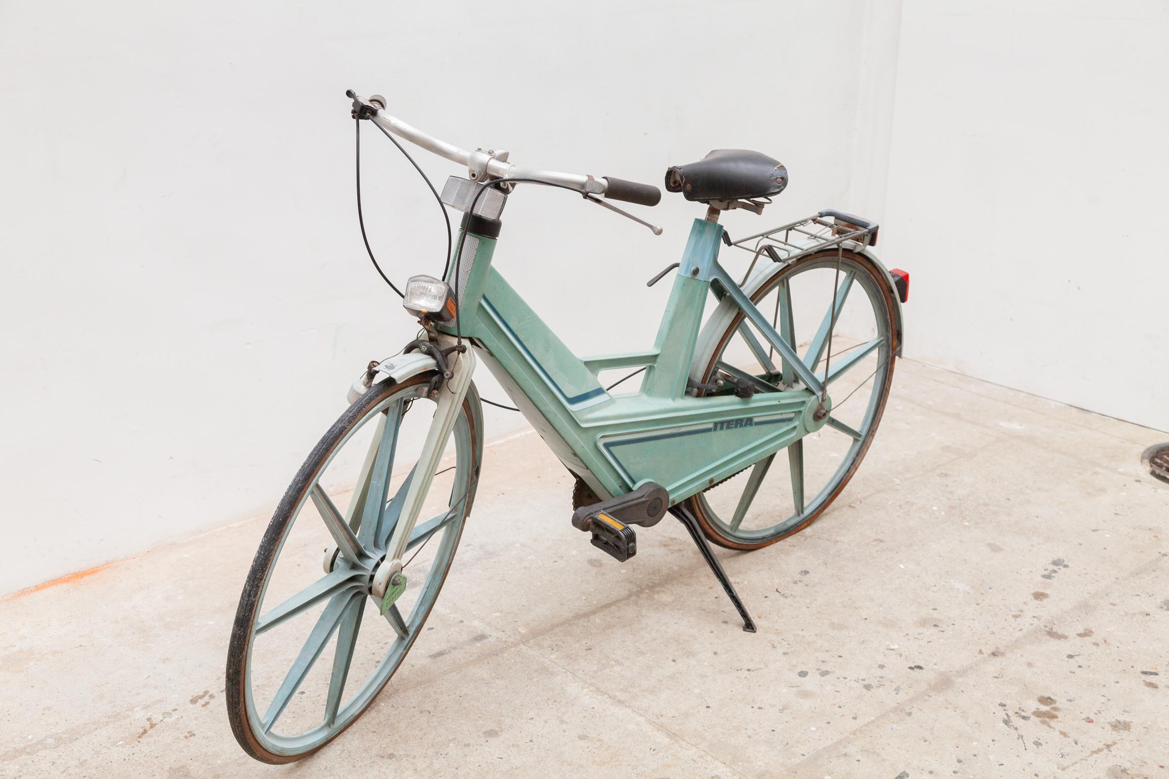 Moulé Modèle bicyclette du milieu du siècle « Itera » en plastique pour Volvo, Suède en vente