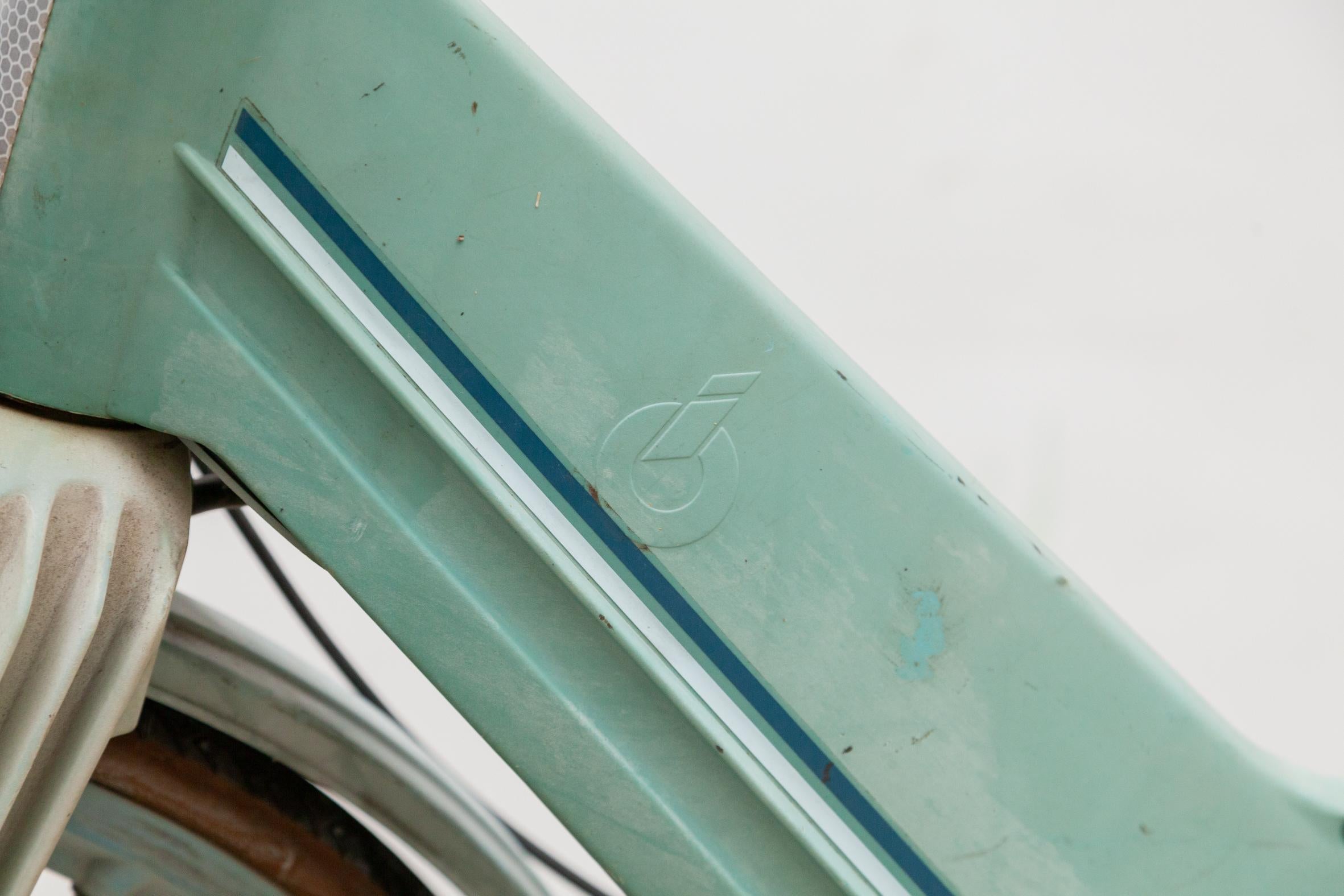 Modèle bicyclette du milieu du siècle « Itera » en plastique pour Volvo, Suède Bon état - En vente à Antwerp, BE