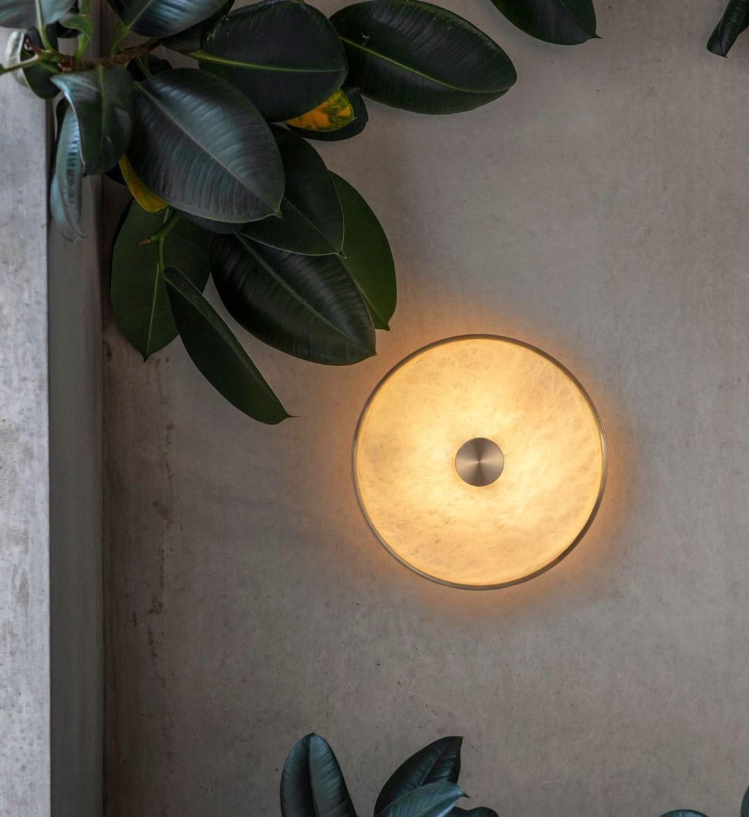 Bide small wall light by Bert Frank
Dimensions: H 26 x D 6.2 cm
Materials: Brass, alabaster

Available finishes: Brass, alabaster
All our lamps can be wired according to each country. If sold to the USA it will be wired for the USA for