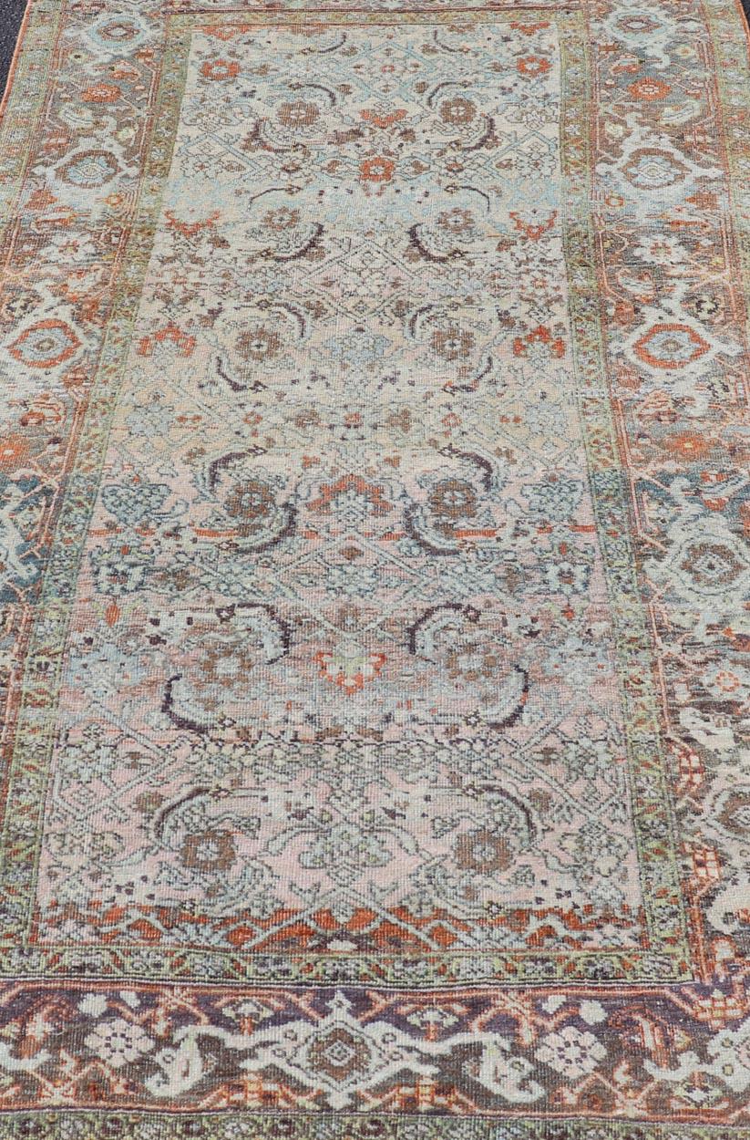 Mesures : 4'6 x 8'1 
Keivan Woven Arts/ tapis/EMB-22243, pays d'origine / type : Iran / Bidjar, vers 1900.  Bidjar Tapis persan ancien à motifs floraux et géométriques complexes 4'6 x 8'1

Ce tapis persan Bidjar est réputé pour sa durabilité et ses