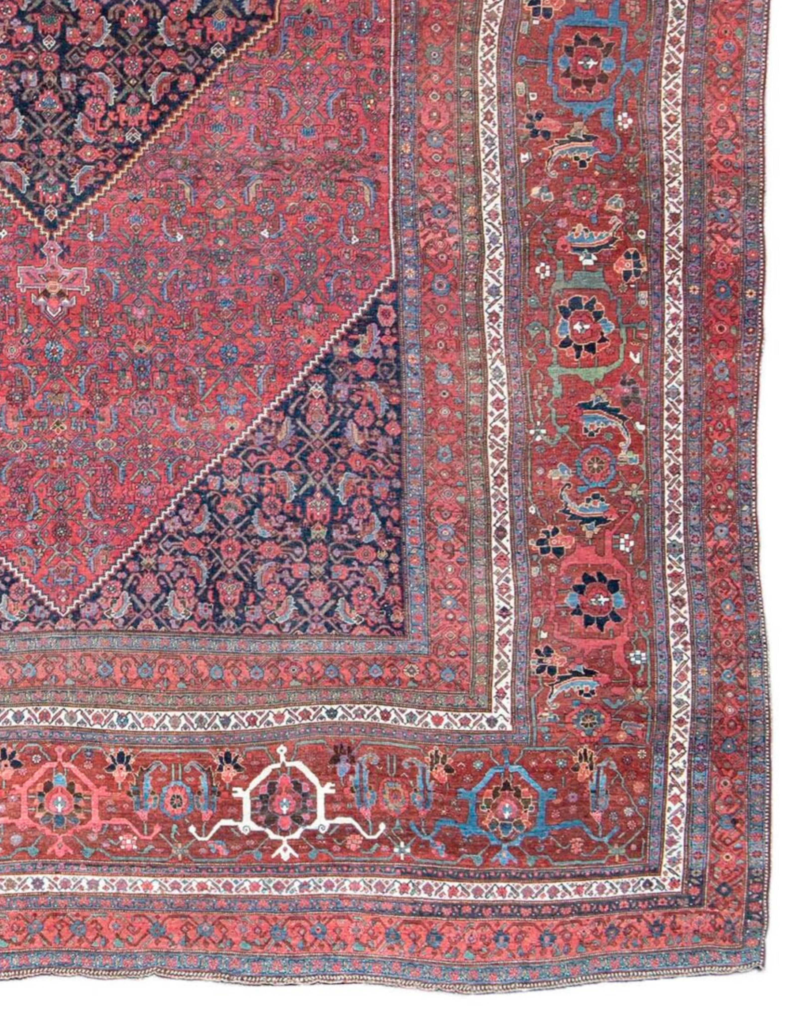 Großer überdimensionaler antiker persischer Bidjar-Teppich, Ende 19.

Gleichmäßige Abnutzung, was für einen Wollteppich aus dem 19. Jahrhundert nicht ungewöhnlich ist.

Zusätzliche Informationen:
Abmessungen: 15'0