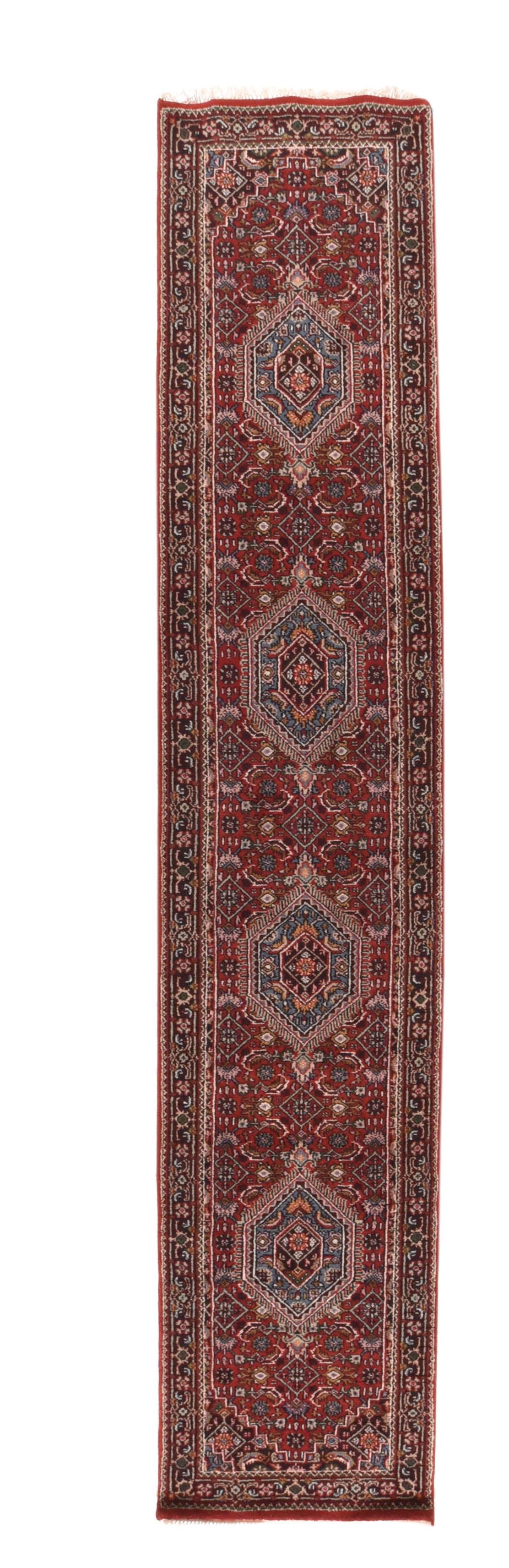 Bidjar Rug 2'7'' x 14'3'' In Excellent Condition For Sale In New York, NY