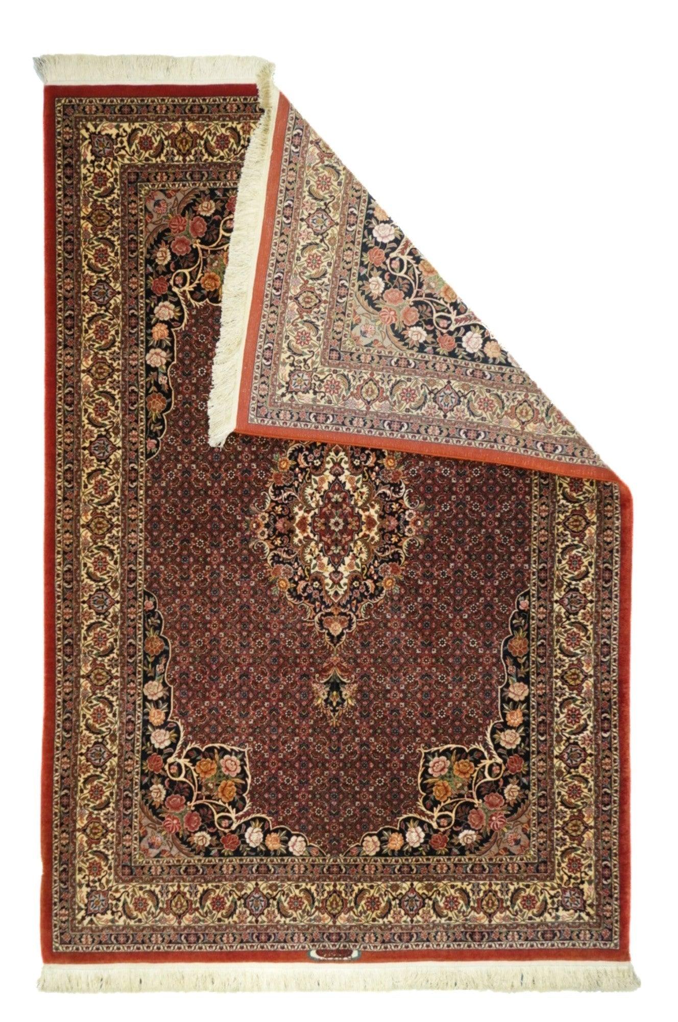 Bidjar Teppich 5'1'' x 7'8''. Kurdische Teppiche der namensgebenden Stadt und ihrer Umgebung, oft in Zimmer- oder größeren Formaten. Vor 1920 ausschließlich Wolle, danach Baumwollkettfäden. Medaillon und Allover-Muster. Schwer und kompakt. Die
