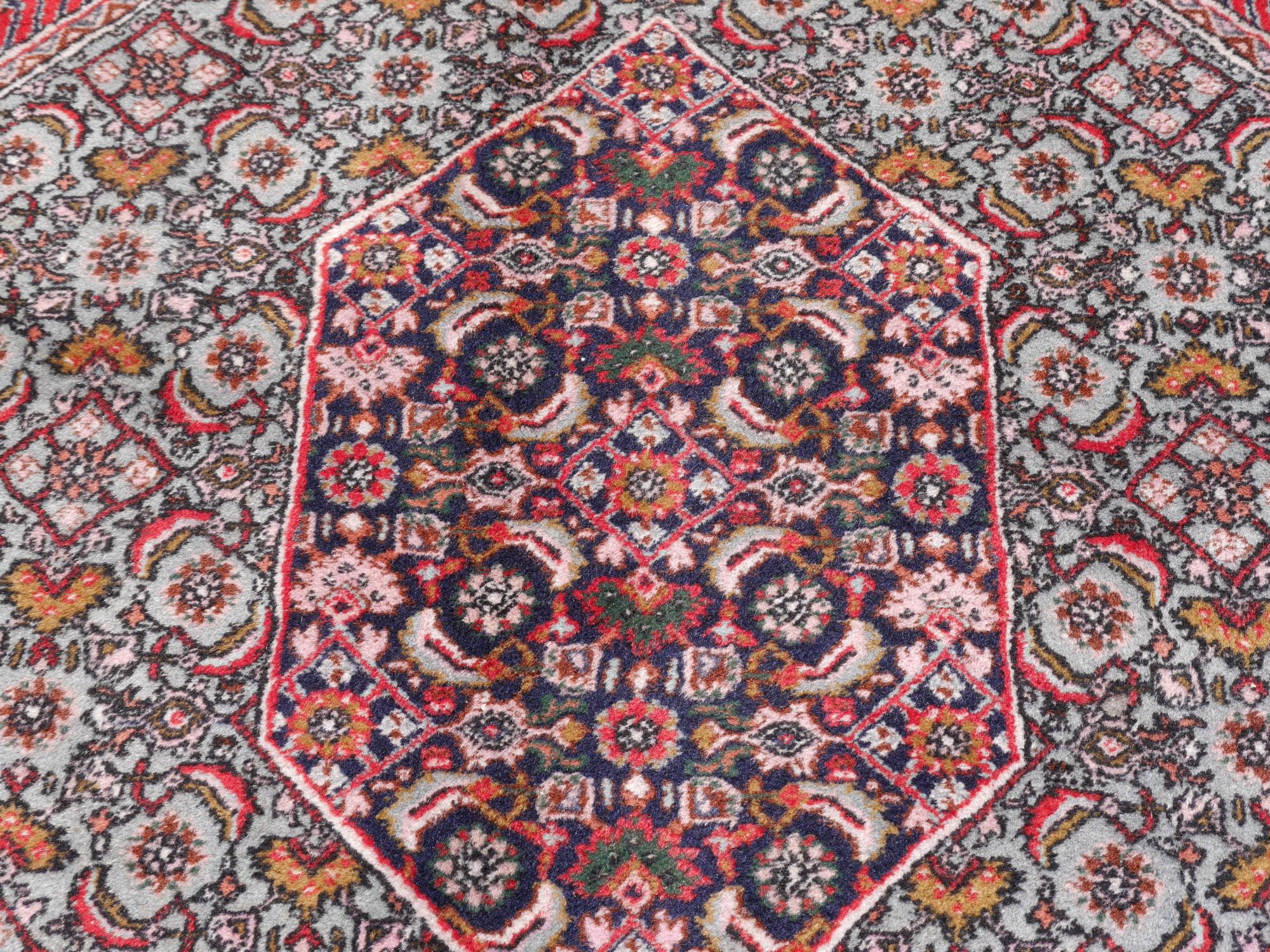 Bidjar Rug Oriental Vintage Hand-Knotted Persian Design Made in India For Sale 10